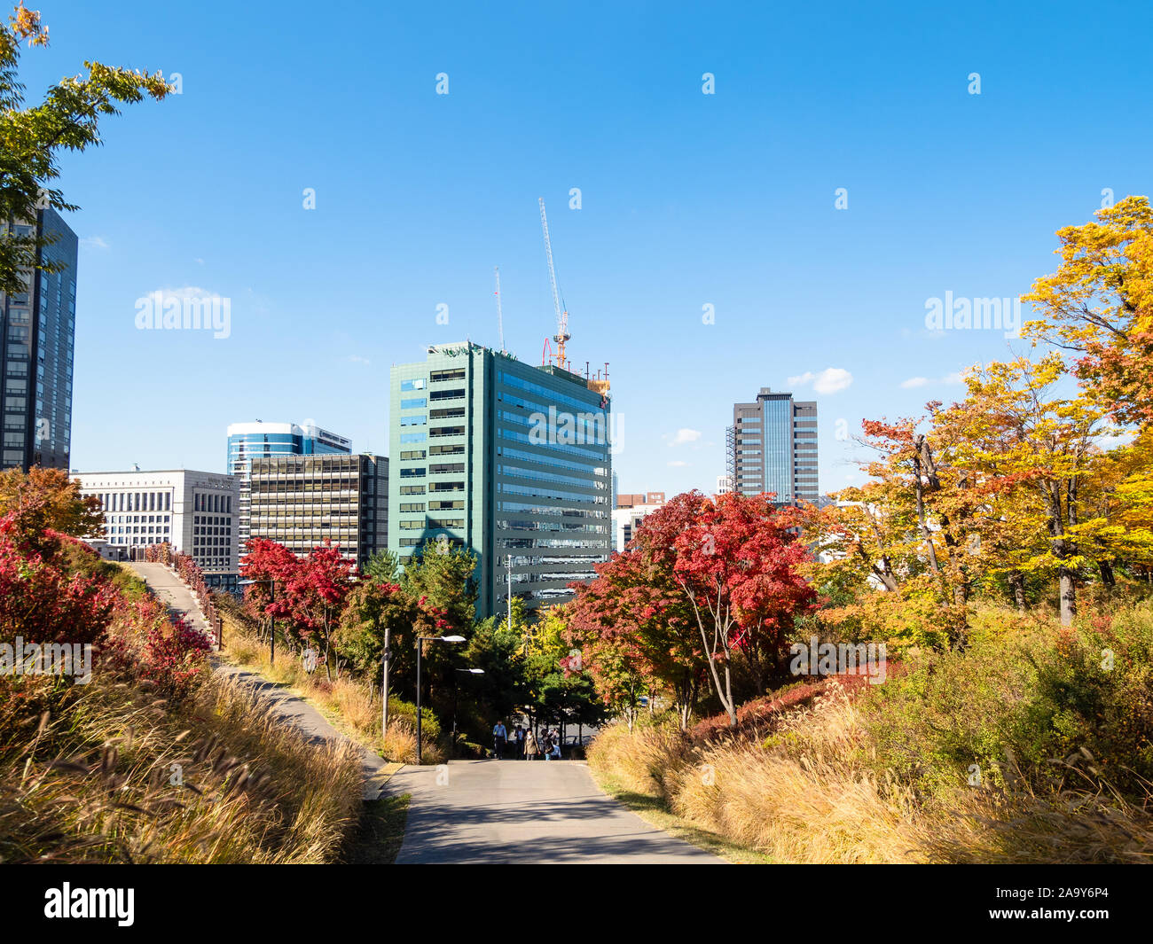 SEOUL, Südkorea, November 4, 2019: Touristen auf dem Weg in Namsan Park auf Nam Berg und Blick auf die modernen Gebäude in Jung-gu in Seoul City o Stockfoto