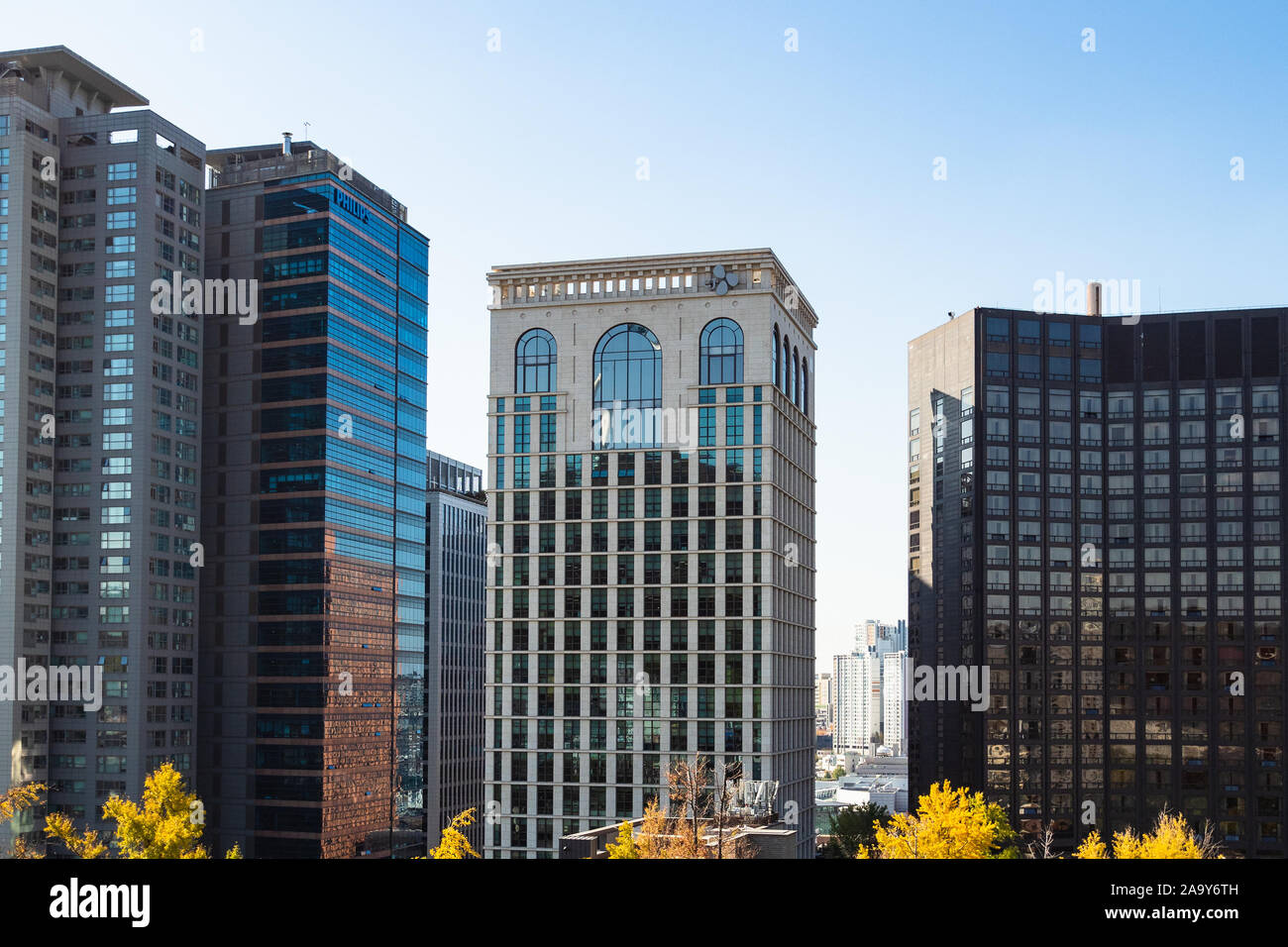 SEOUL, Südkorea, November 4, 2019: Blick auf moderne Wolkenkratzer in Jung-gu Bezirk von Namsan Berg in Seoul Stadt auf Herbst Tag Stockfoto