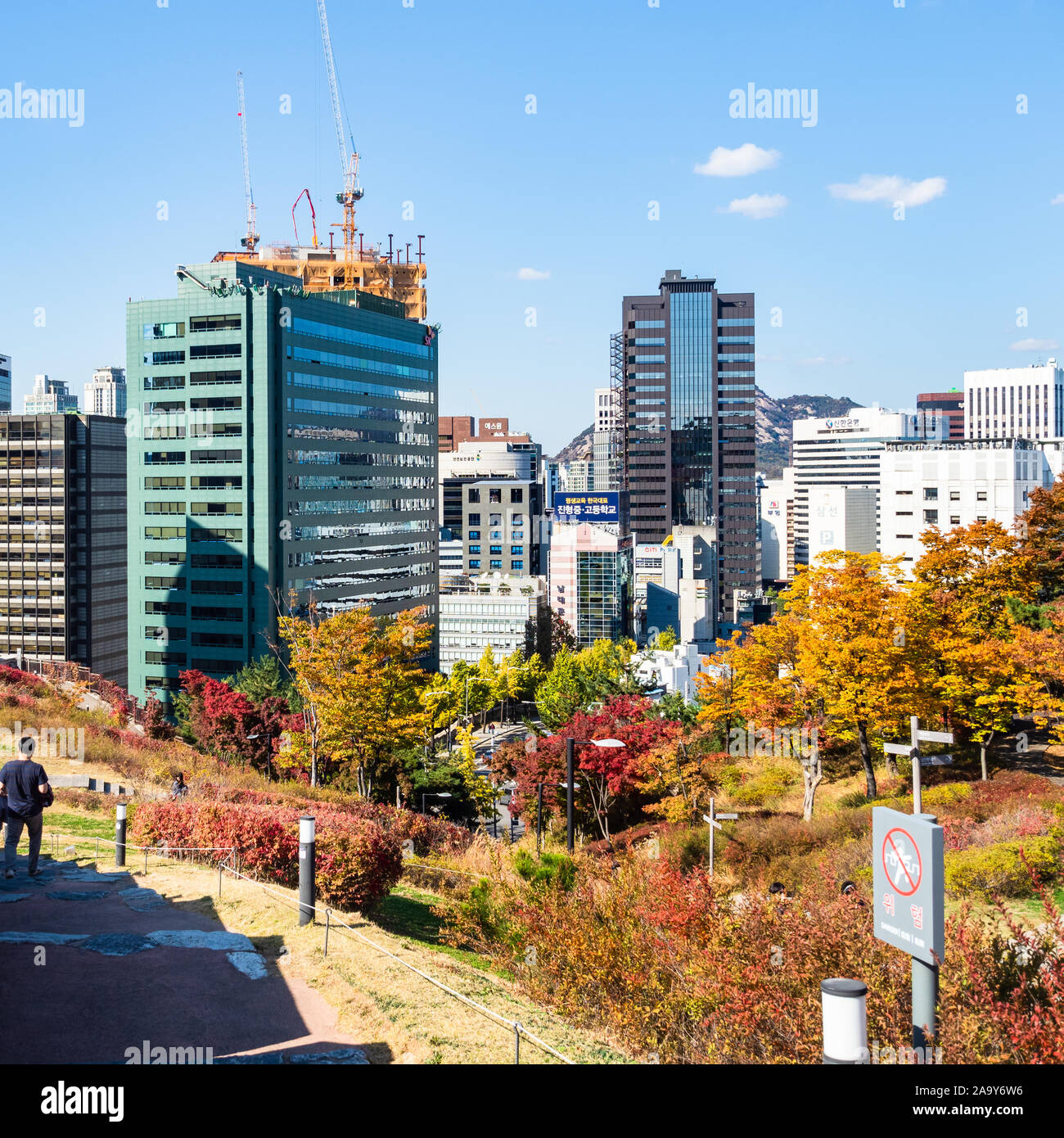 SEOUL, Südkorea, 4. NOVEMBER 2019: Tourist auf Weg zu modernen Häuser in Jung-gu Bezirk in Namsan Park auf Nam Berg und in der Stadt Seoul Stockfoto
