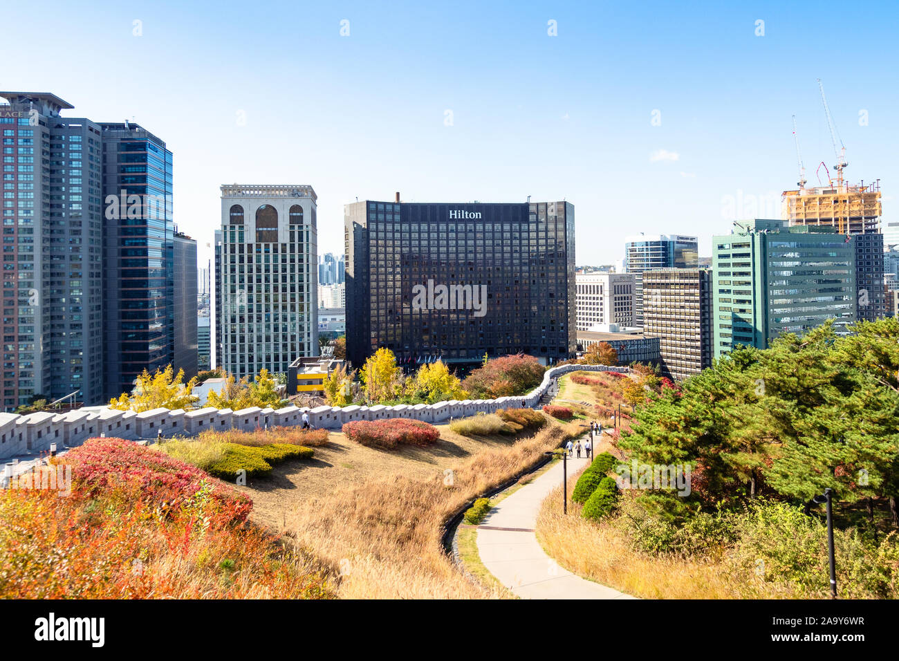 SEOUL, Südkorea, November 4, 2019: die Menschen auf dem Weg zu modernen Hochhäusern in Jung-gu Bezirk in Namsan Park auf Nam Berg und Blick auf in Se Stockfoto