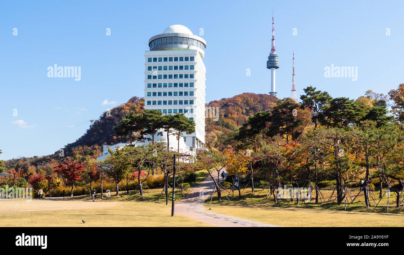 SEOUL, Südkorea, 4. NOVEMBER 2019: Panoramablick auf Gebäude von Seoul Bildung und Wissenschaft Ausstellungshalle (Seoul Science Parks Namsan) und Tops o Stockfoto