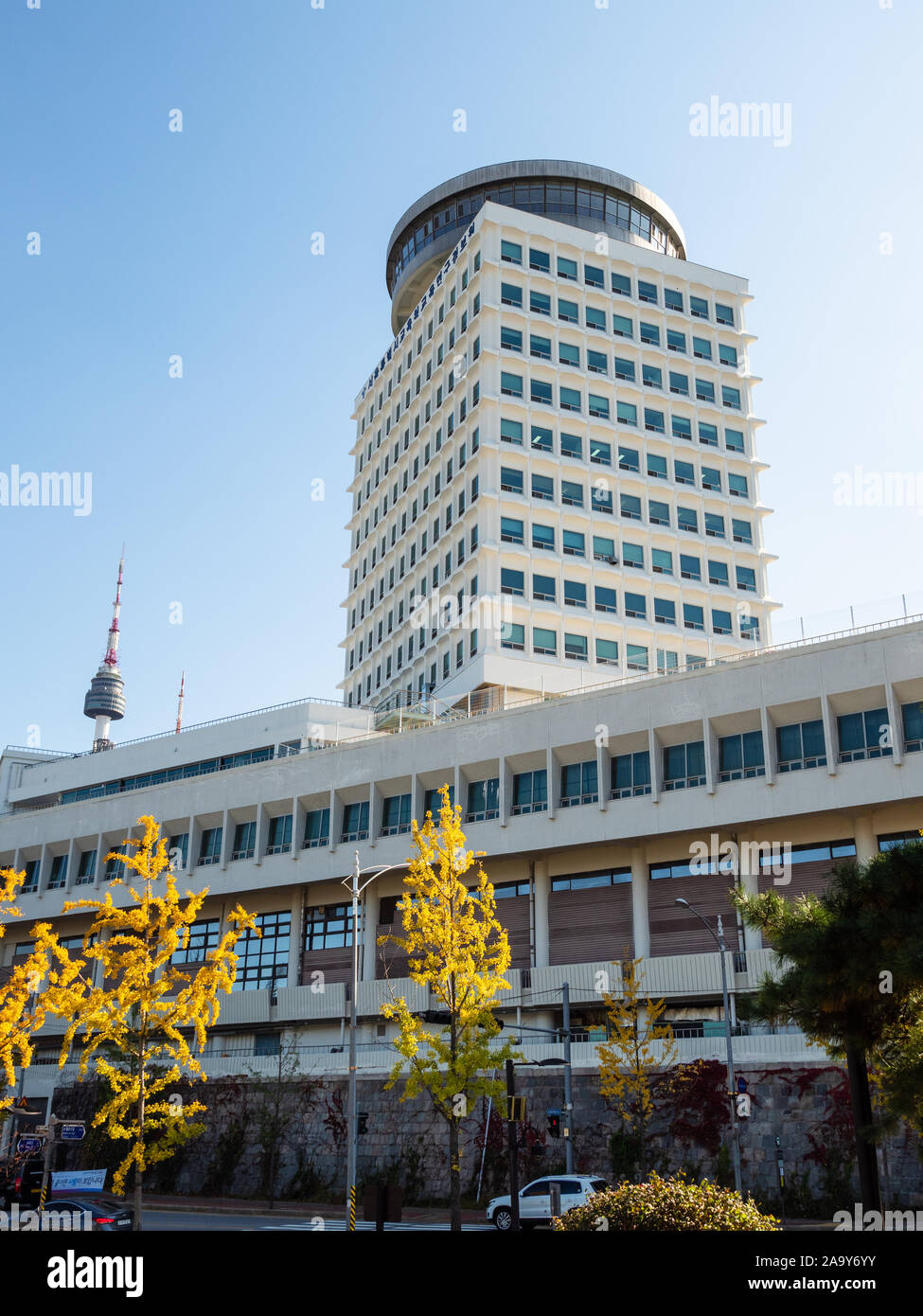SEOUL, Südkorea, November 4, 2019: Bau von Seoul Bildung und Wissenschaft Ausstellungshalle (Seoul Science Parks Namsan) und Tops auf Namsan öffentlichen Li Stockfoto