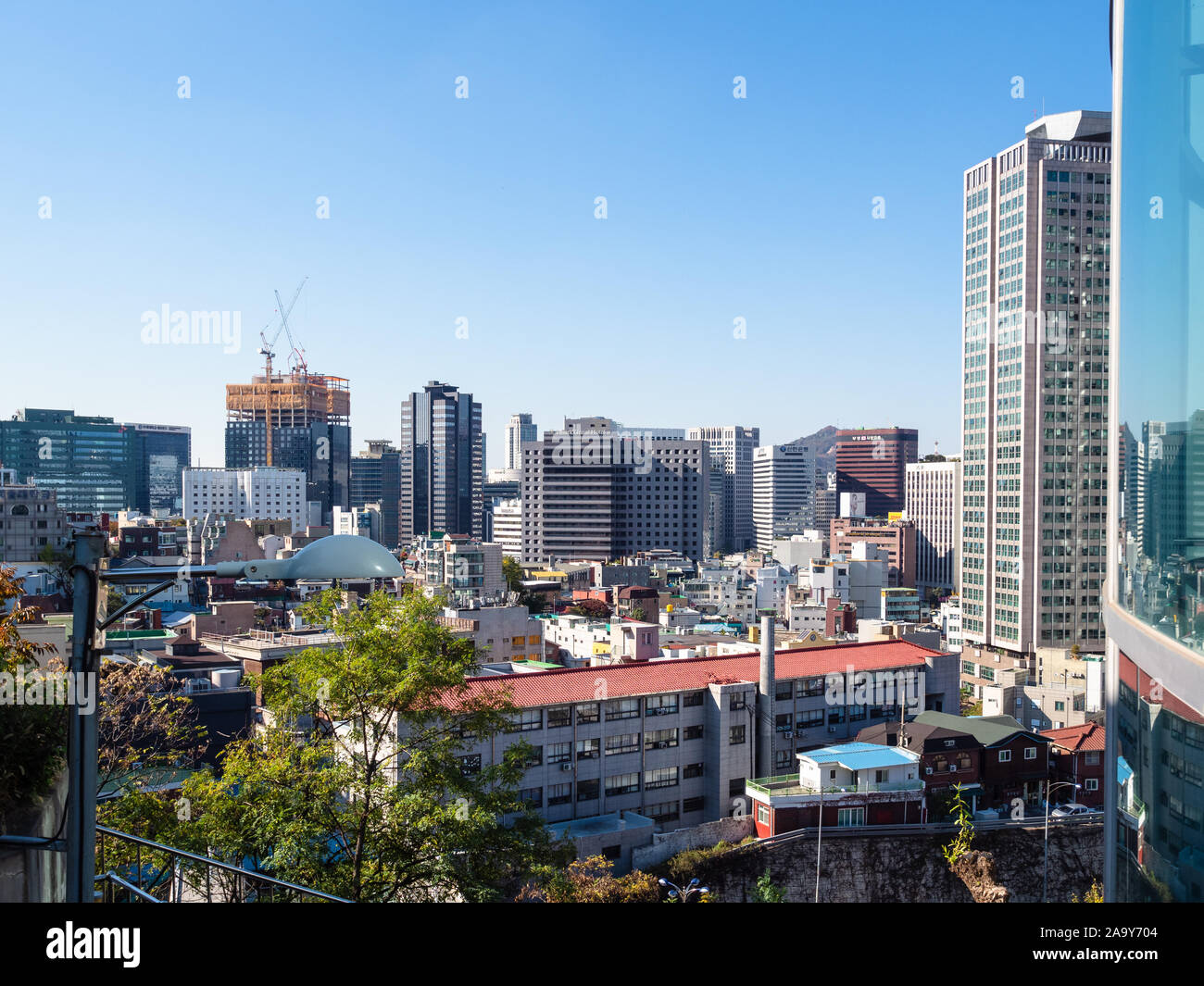 SEOUL, Südkorea, November 4, 2019: Blick auf die Häuser in Jung-gu in Seoul City vom Namsan Berg an einem sonnigen Tag. Seoul besondere Stadt ist Stockfoto