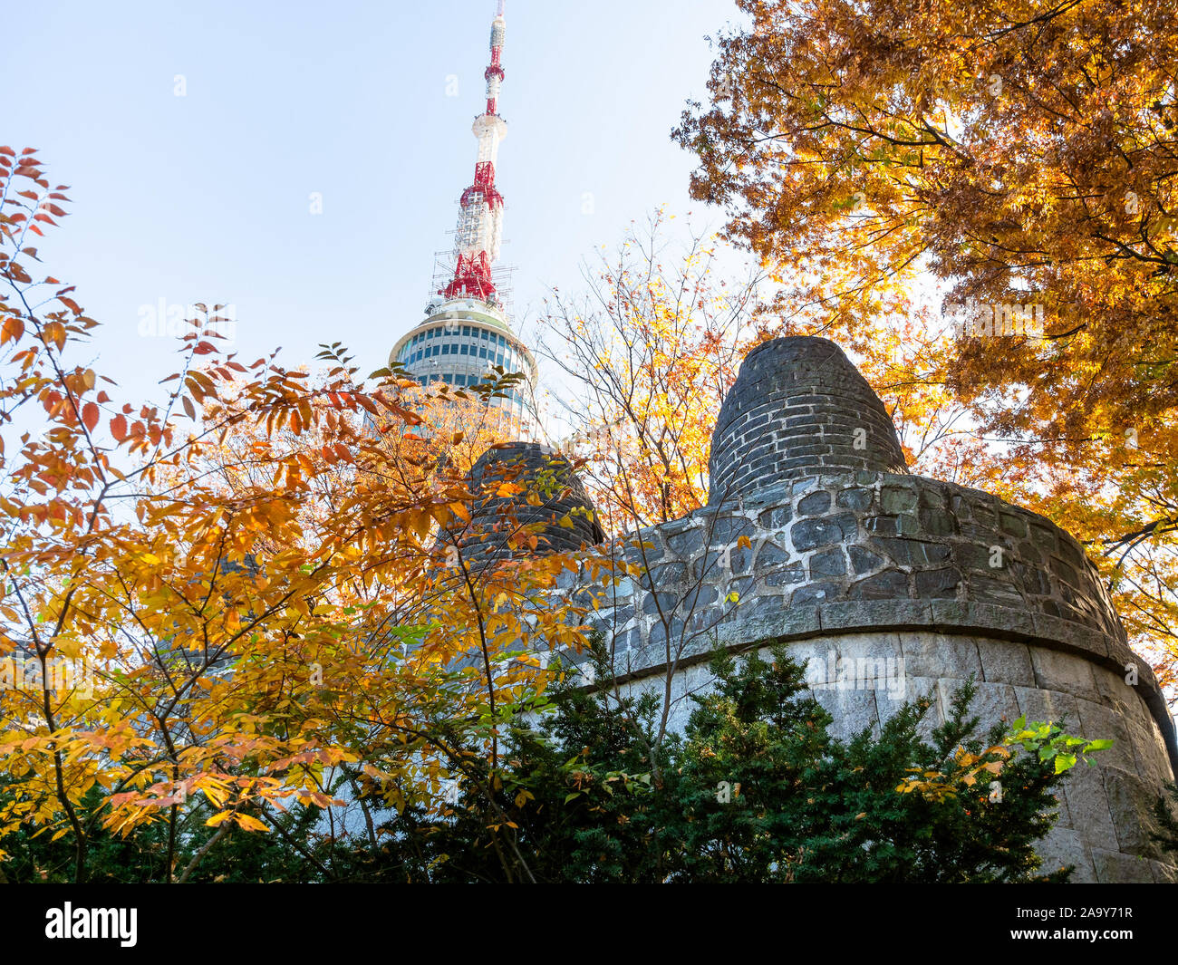SEOUL, Südkorea, November 4, 2019: Ansicht des N Seoul Tower über Hanyangdoseong (Seoul City Wall) auf Namsan Berg in Seoul City im Herbst. YTN Seou Stockfoto