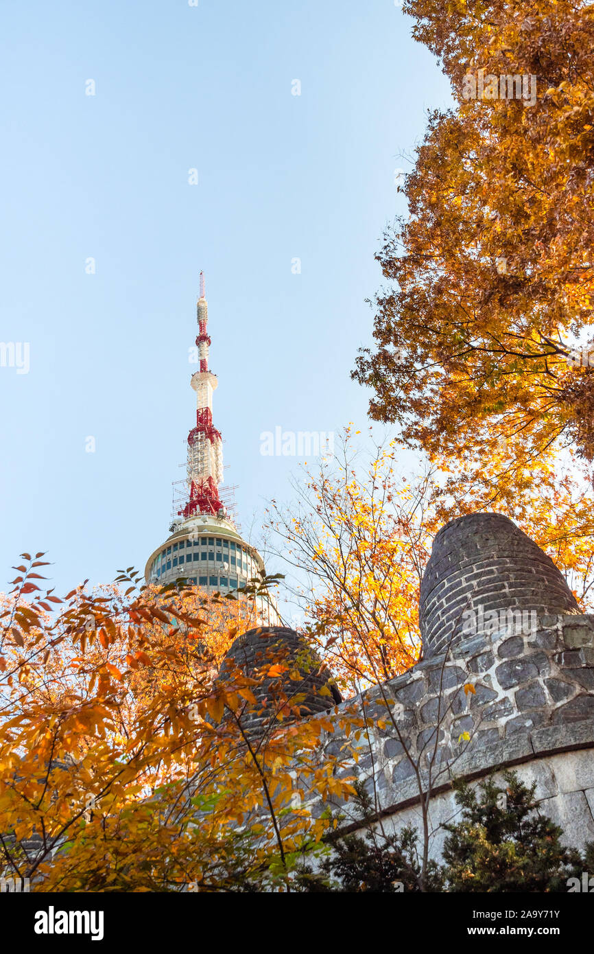 SEOUL, Südkorea, 4. NOVEMBER 2019: Spitze des N Seoul Tower über Hanyangdoseong (Seoul City Wall) auf Namsan Berg in Seoul City im Herbst. YTN Seo Stockfoto