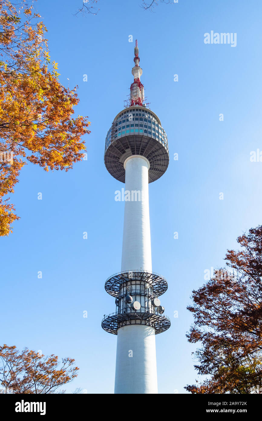 SEOUL, Südkorea, November 4, 2019: Ansicht des N Seoul Tower auf Namsan Berg mit blauer Himmel in Seoul City an sonnigen Herbsttag. YTN Seoul Tower ist com Stockfoto