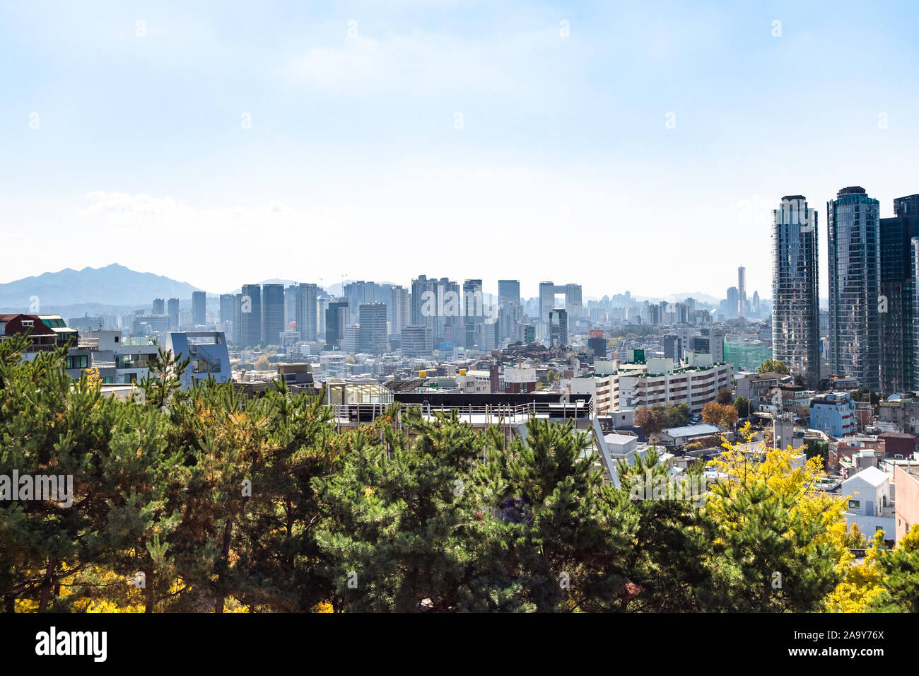 Reisen nach Südkorea - Skyline der Stadt Seoul von Namsan Park auf Nam Berg auf Herbst Tag Stockfoto