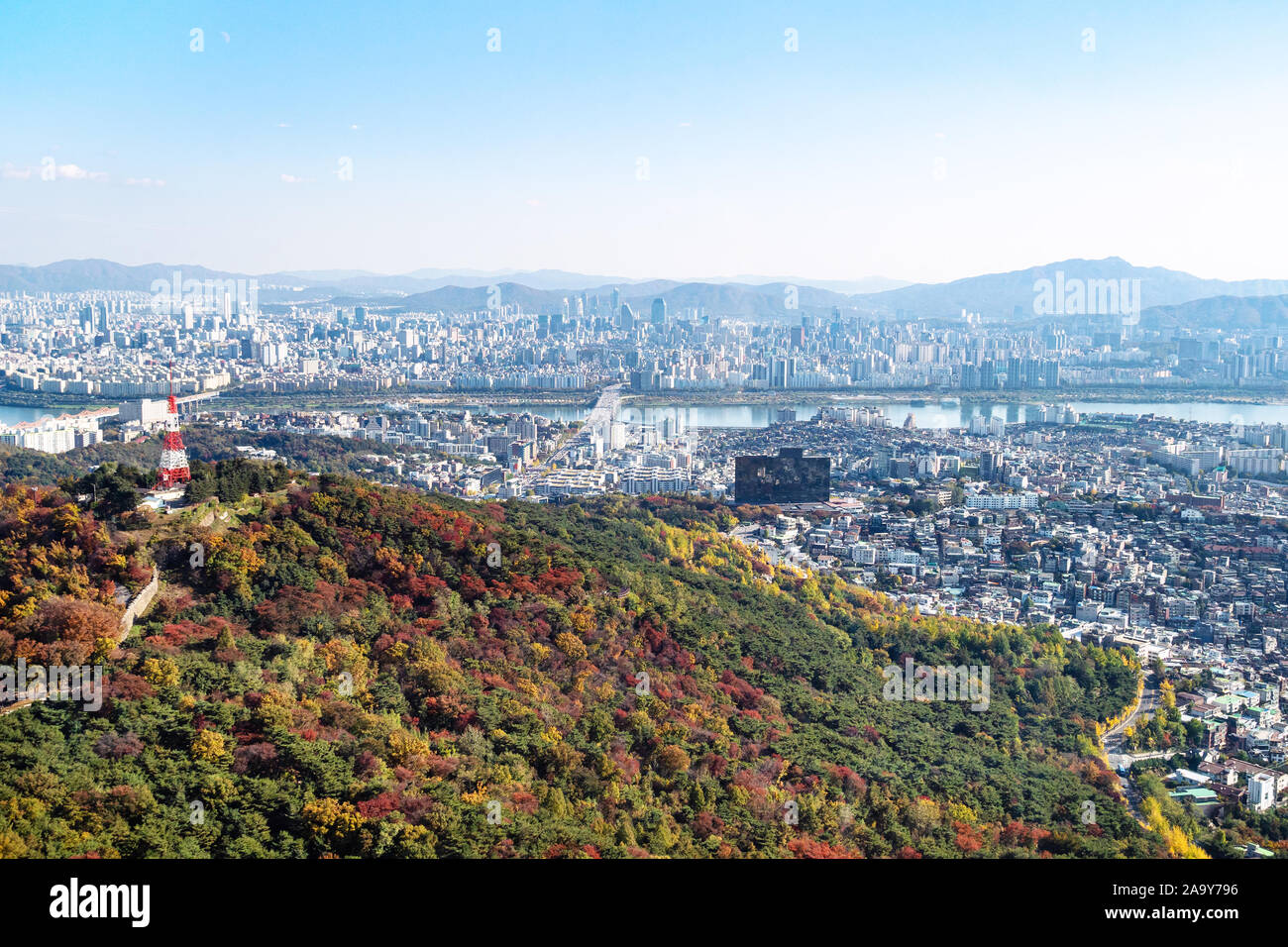 Reisen nach Südkorea - Luftaufnahme von Überwucherten Namsan Berg und Stadt Seoul aus Seoul Tower auf der sonnigen Herbsttag Stockfoto