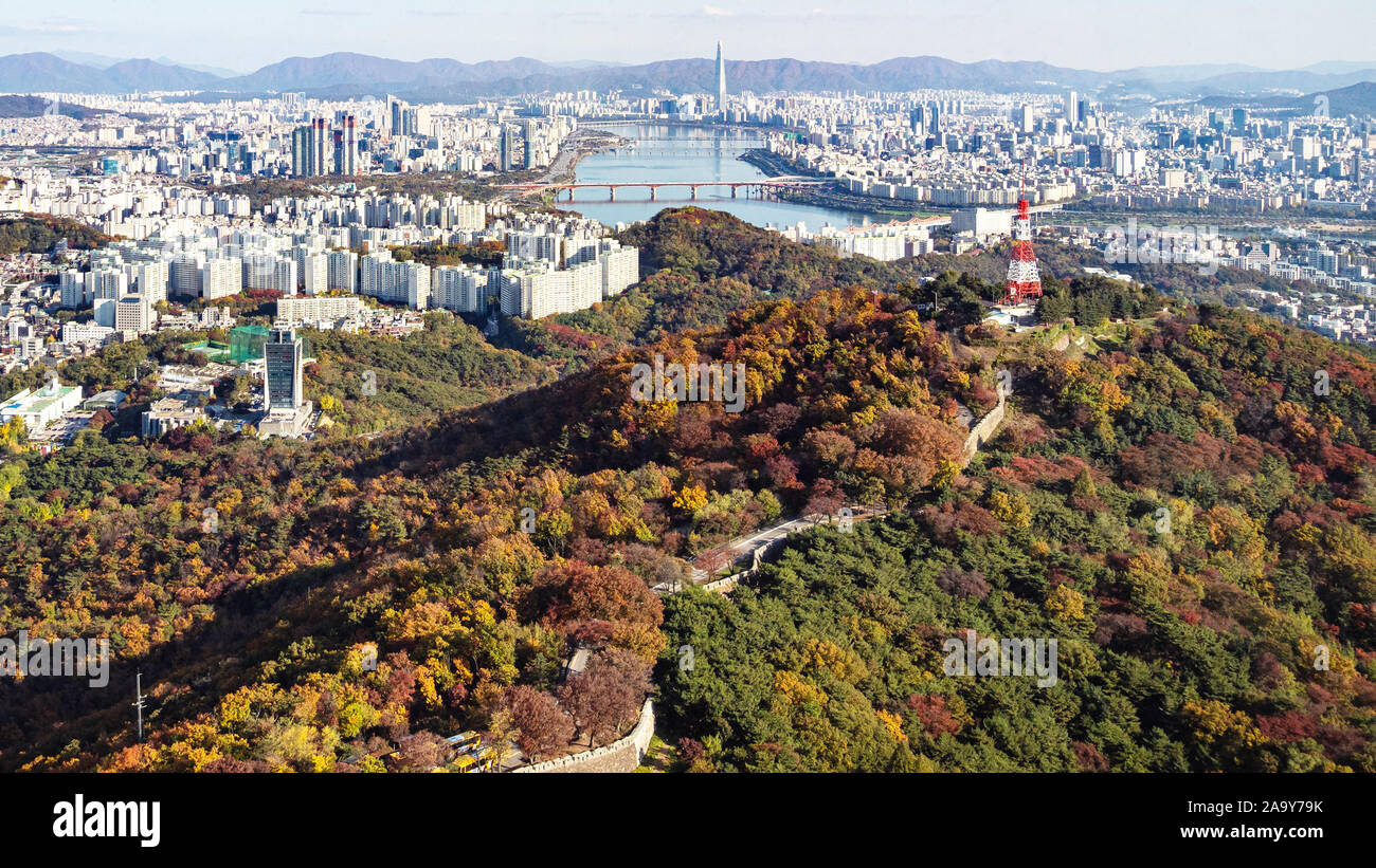 Reisen nach Südkorea - Panoramablick auf die City Wall in Namsan Park am Nam Berg und Stadt Seoul mit Hangang Fluss aus Seoul Tower auf der sonnigen Herbst Stockfoto