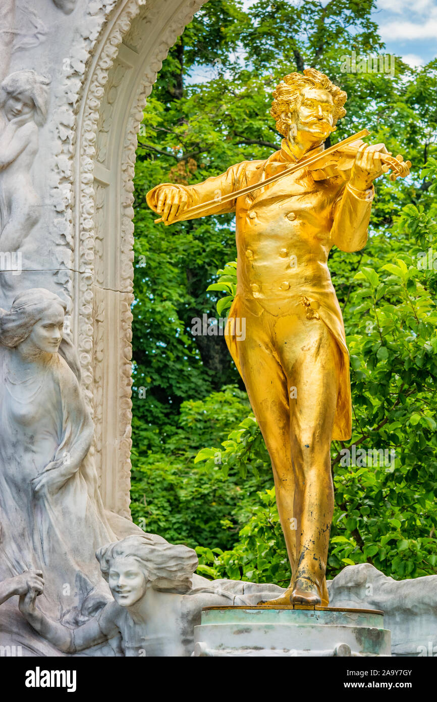 Johann Strauss II Monument von Edmund Hellmer im Stadtpark, die Innenstadt von Wien in Österreich. Es wurde am 26. Juni 1921 vorgestellt. Stockfoto