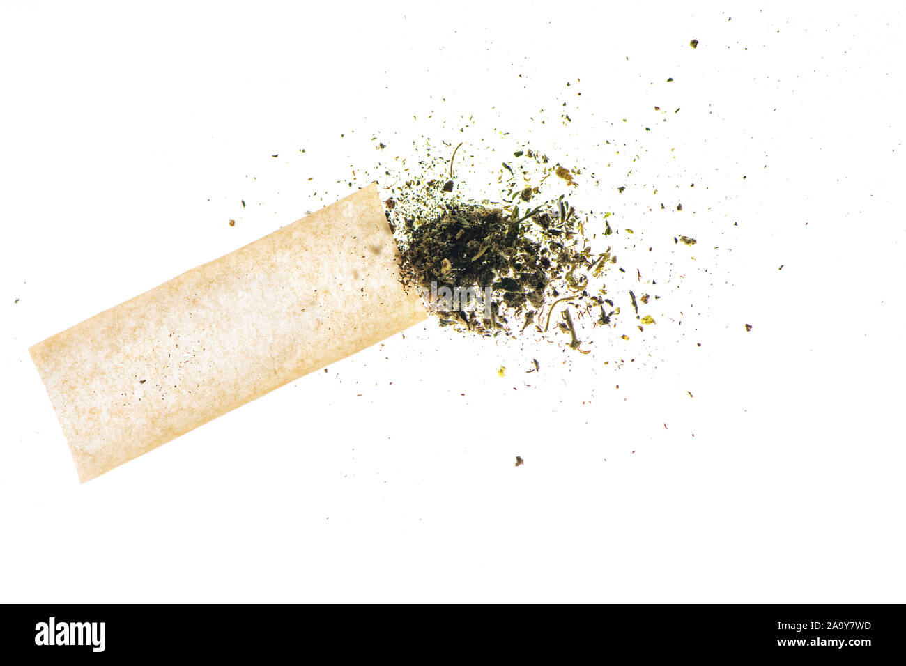 Marihuana Bud und Zigarette Rolling Paper auf weißem Hintergrund. Die medizinische Verwendung von Cannabis Konzept. Stockfoto