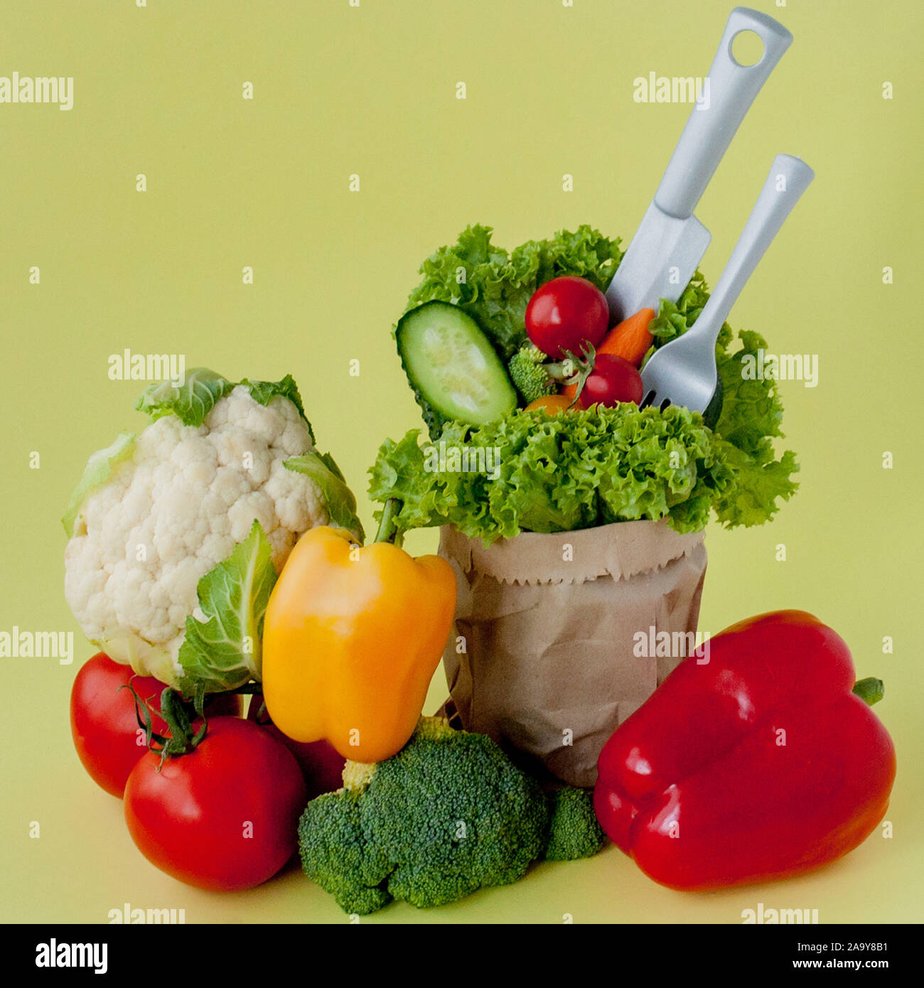 Bio Gemüse broccoli Gurken Paprika Äpfel in Braun aus Kraftpapier grocery Bag auf gelben Hintergrund. Gesunde Ernährung Ballaststoffe vegan Plas Stockfoto