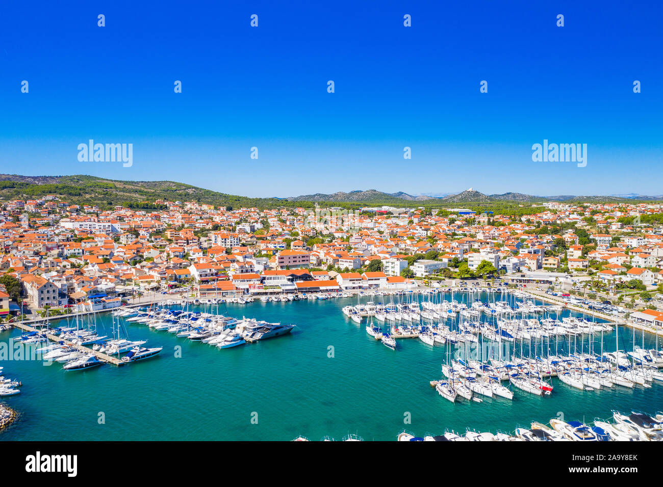 Stadt Vodice und unglaublich Türkisfarbenen Küste an der Adria Küste, Luftaufnahme, Kroatien Stockfoto