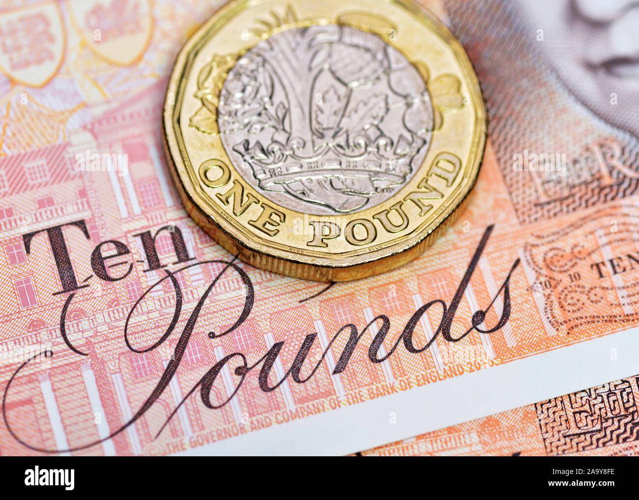 Pound Münze auf 10 Pfund Hinweis, britische Währung, Nahaufnahme Stockfoto