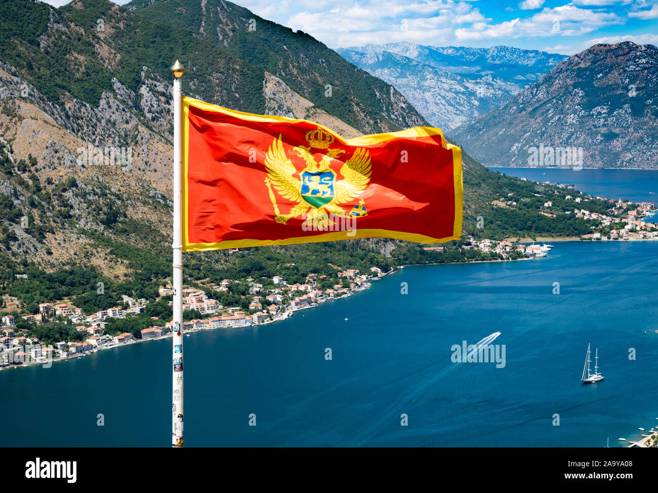 Die Bucht Von Kotor Auf Dem Hintergrund Der Flagge Von Montenegro Stockfotografie Alamy