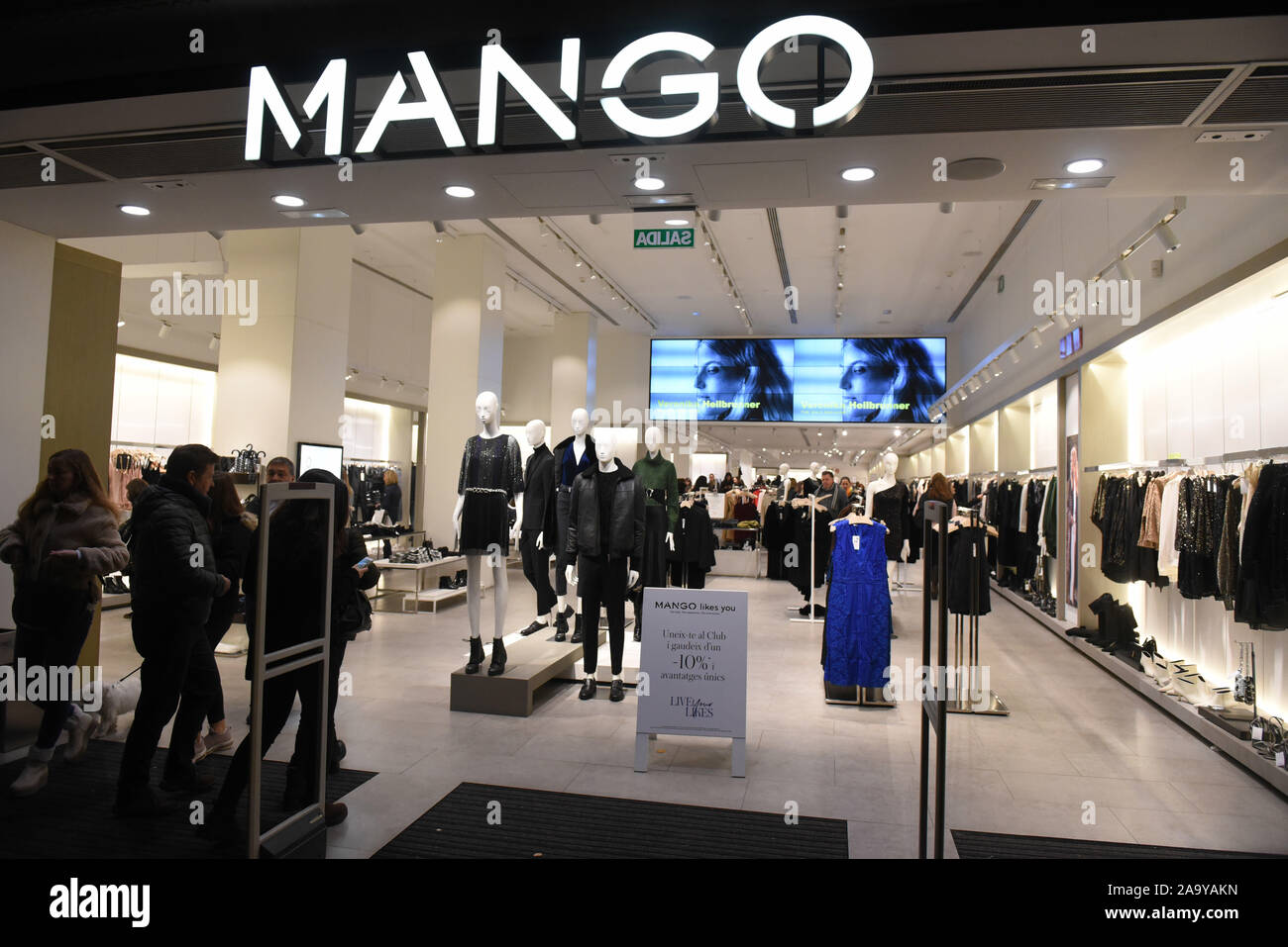 Mango store in Barcelona gesehen. Stockfoto