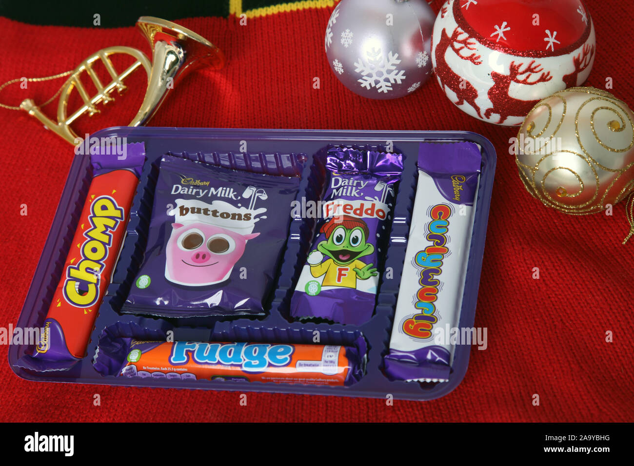 Cadbury festliche Favoriten 2019 Produkte in Kunststoff Fach außerhalb der äußeren Umhüllung Stockfoto