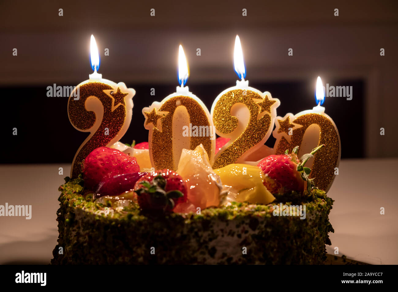 Nahaufnahme von geburtstagstorte mit Kerzen geformt Nummer 2020. Frohes Neues Jahr 2020! Stockfoto