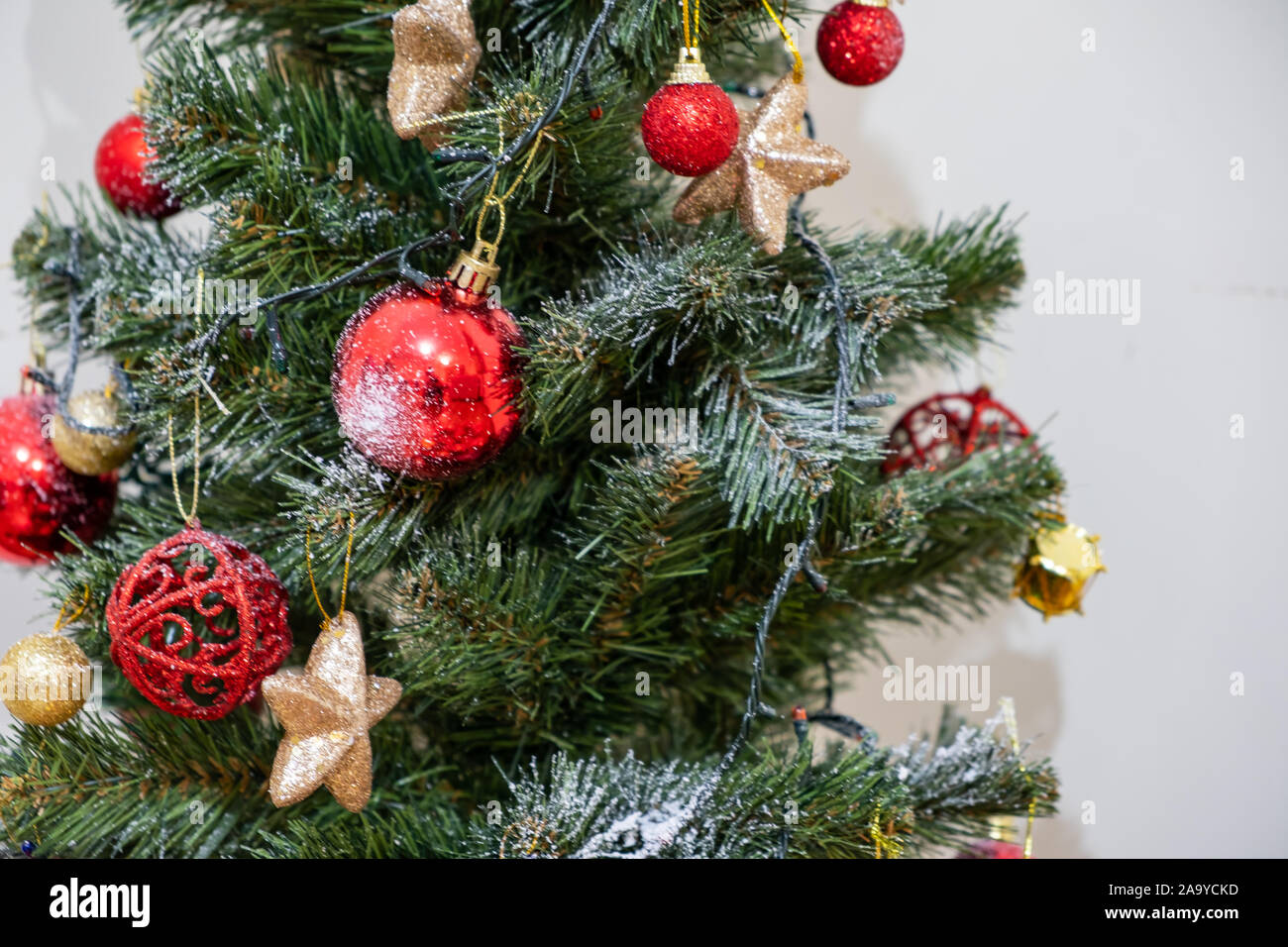 Close-up Weihnachtsbaum mit traditionellen Weihnachten Dekoration Stockfoto