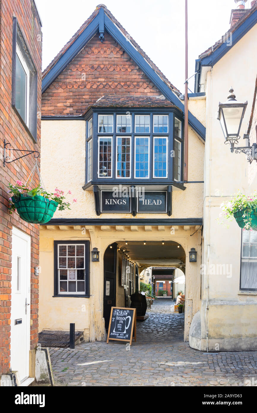 13. Jahrhundert King es Head Pub, Kings Head Passage, Market Square, Aylesbury, Buckinghamshire, England, Vereinigtes Königreich Stockfoto