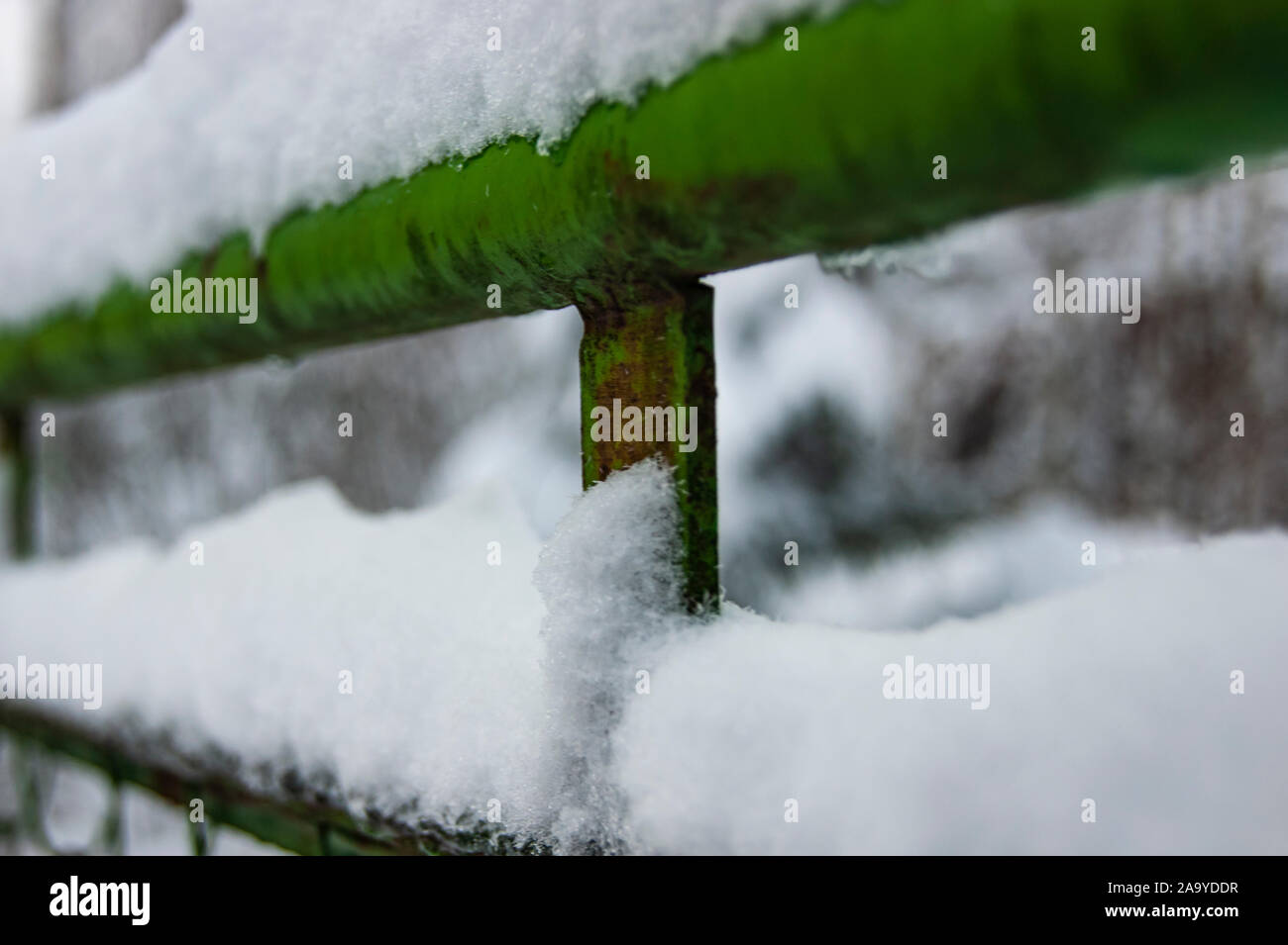 Verschneite Element des alten Zaun. Der Winter vorbei und der Schnee blieb. Stockfoto