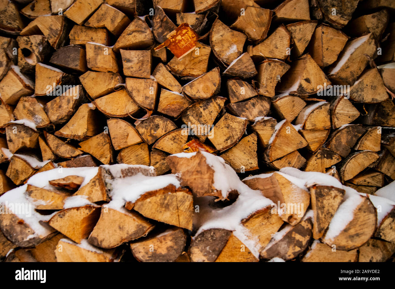 Brennholz für den Winter. Das Haus warm und gemütlich sein. Feuer im Backofen mit Holz. Stockfoto