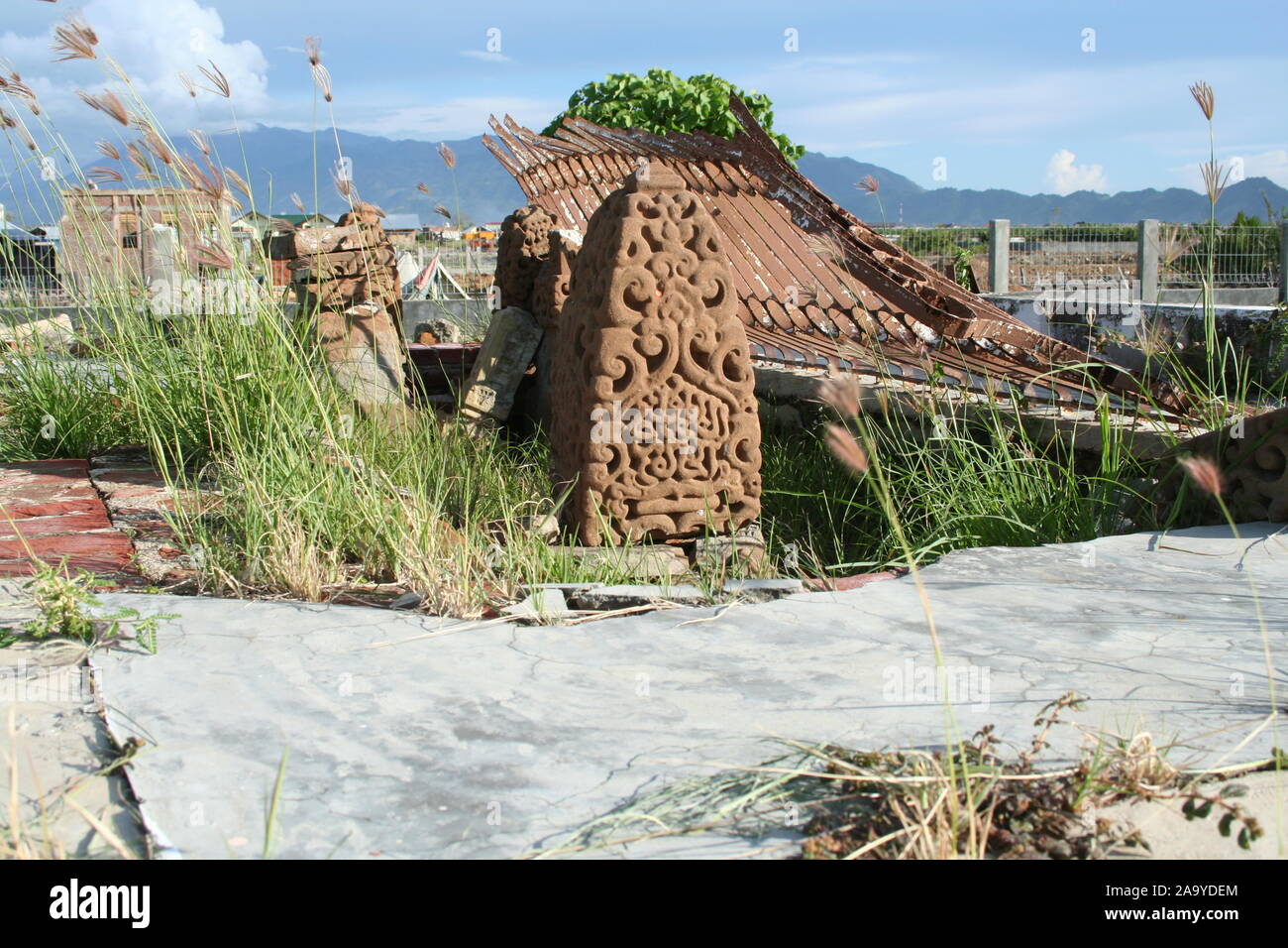 11. Juni 2006. Die Umgebung und der Zustand des antiken Grabes „Tuan Di Kandang“ wurden nach dem Erdbeben und dem Tsunami im Indischen Ozean 2004 zerstört. Stockfoto