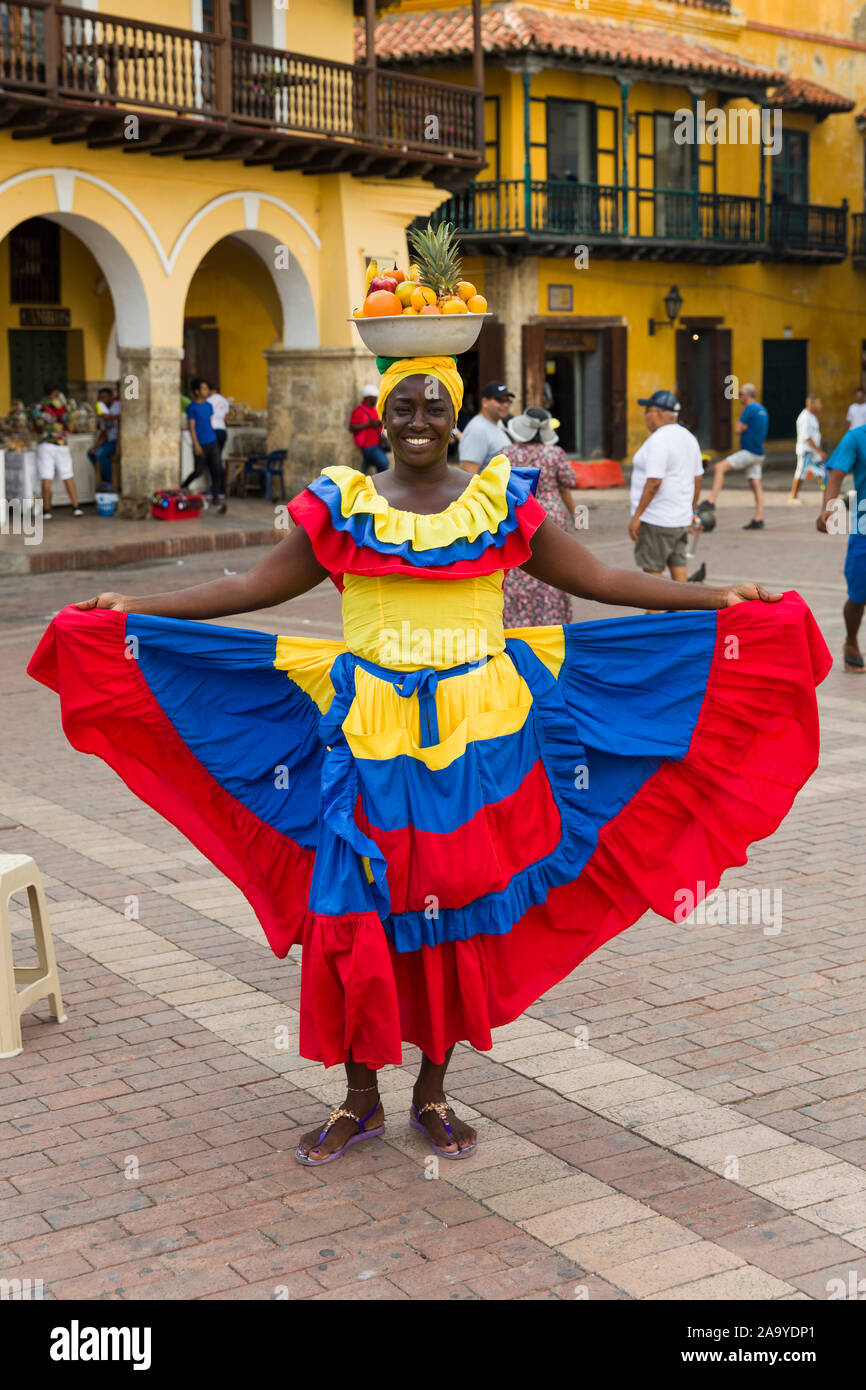 CARTAGENA, KOLUMBIEN - 16. SEPTEMBER 2019: Unbekannter palenquera, Obst Verkäufer Dame auf der Straße von Cartagena, Kolumbien. Diese Afro-Frauen Stockfoto