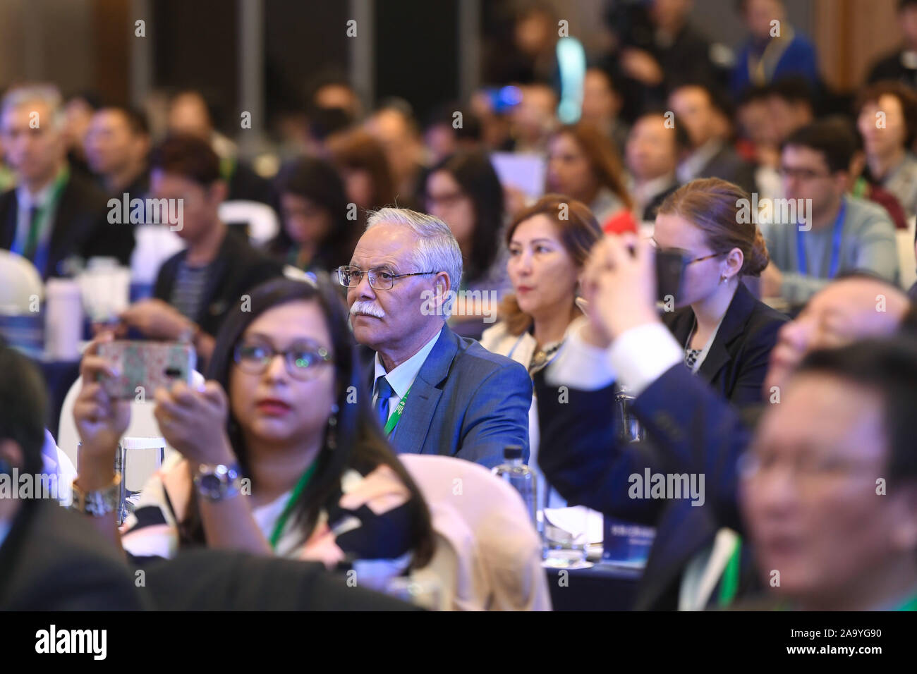 Huzhou, der chinesischen Provinz Zhejiang. Nov, 2019 18. Der 'Internationalen Forum: Die Bedeutung der China Social Governance in der Welt" ist in Huzhou gehalten, der ostchinesischen Provinz Zhejiang, Nov. 18, 2019. Credit: Huang Zongzhi/Xinhua/Alamy leben Nachrichten Stockfoto