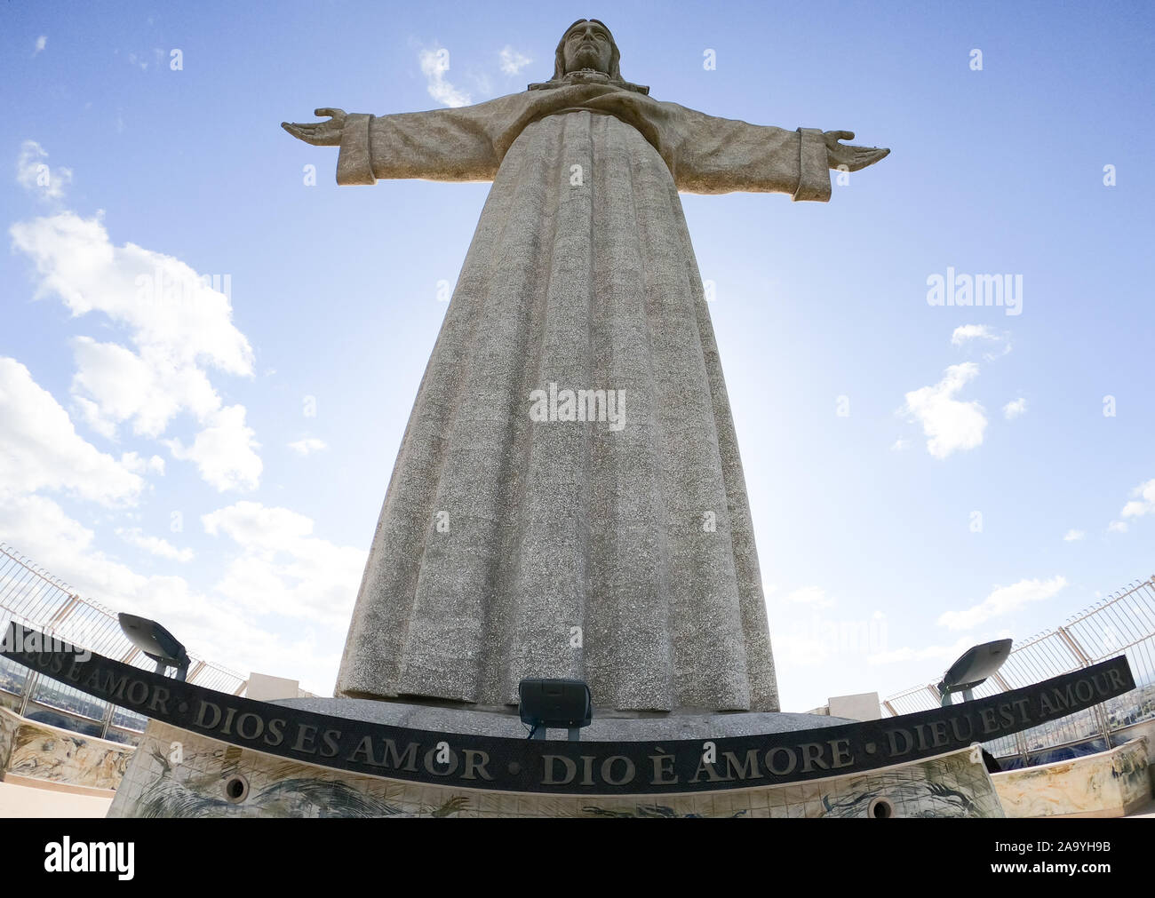 Riesige Cristo Rei Statue auf der Oberseite von Almada in Lissabon Stockfoto