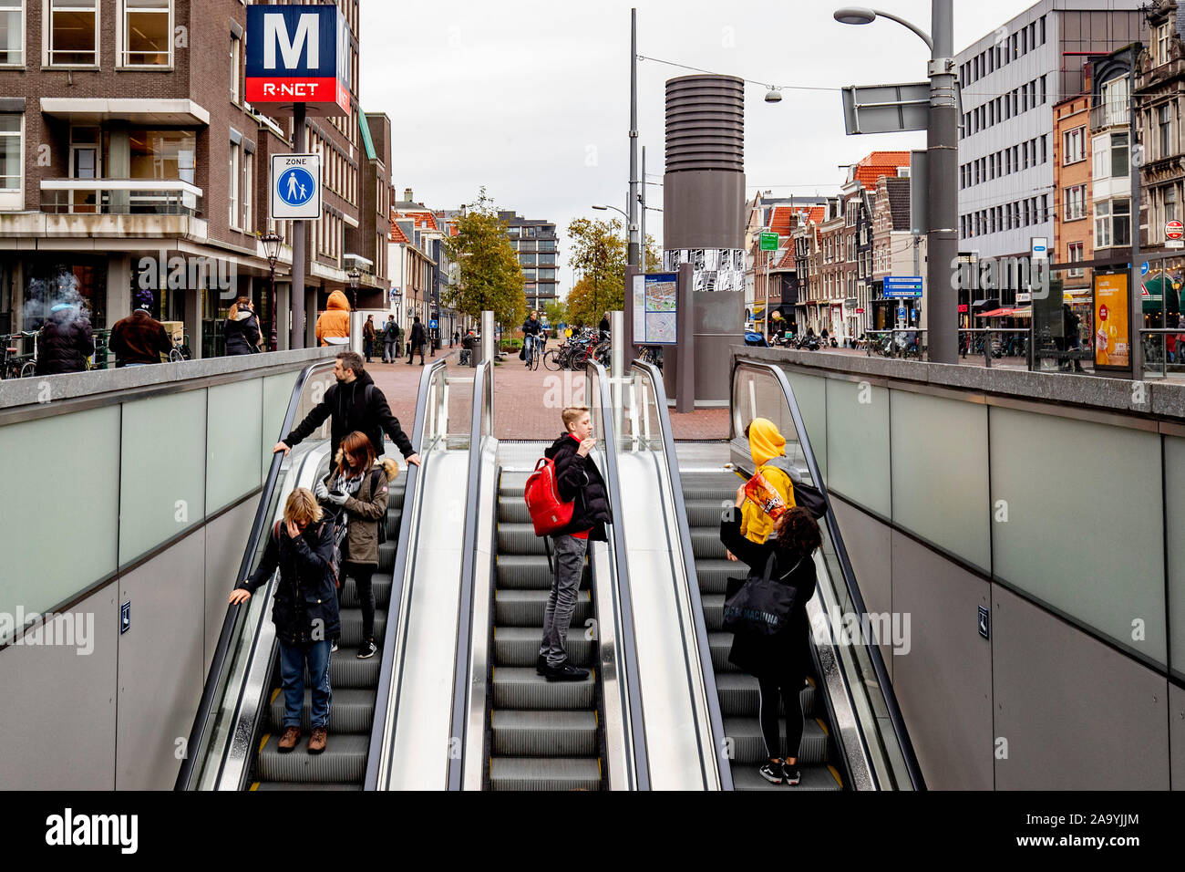 AMSTERDAM, Stadtzentrum, 18-11-2019, höhere Fahrpreise der öffentlichen Verkehrsmittel. Das umfangreiche Netzwerk wird durch die GVB betrieben und verbindet die Stadt mit dem Zug, der Straßenbahn, der U-Bahn, Bus und Fähre. Unbegrenzte Nutzung der öffentlichen Verkehrsmittel in Amsterdam mit dem OV Chipkarte. Stockfoto
