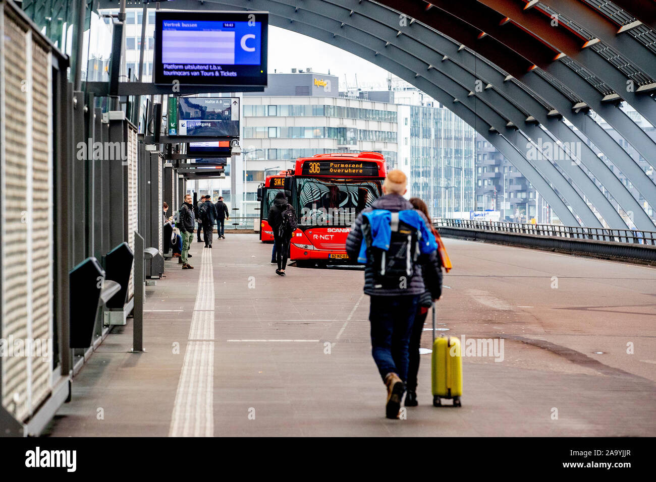 AMSTERDAM, Stadtzentrum, 18-11-2019, höhere Fahrpreise der öffentlichen Verkehrsmittel. Das umfangreiche Netzwerk wird durch die GVB betrieben und verbindet die Stadt mit dem Zug, der Straßenbahn, der U-Bahn, Bus und Fähre. Unbegrenzte Nutzung der öffentlichen Verkehrsmittel in Amsterdam mit dem OV Chipkarte. Stockfoto
