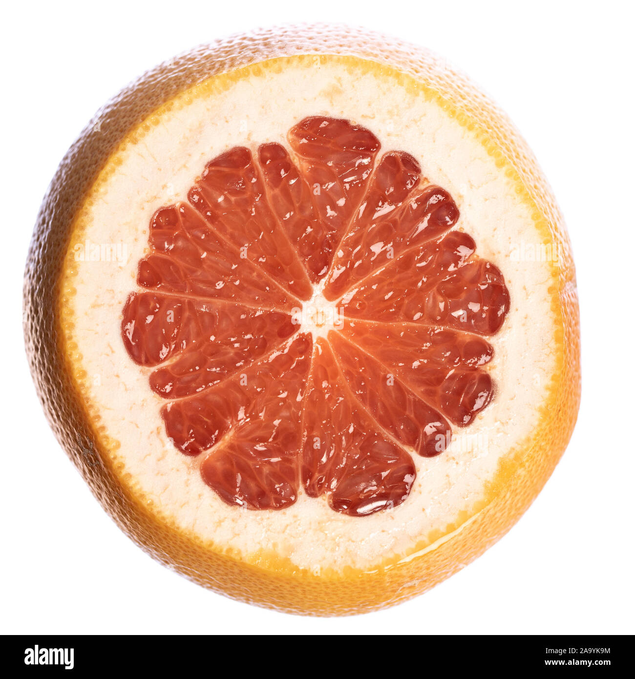 Grapefruit Slice mit sichtbaren Peel auf weißem Hintergrund im quadratischen Format isoliert Stockfoto