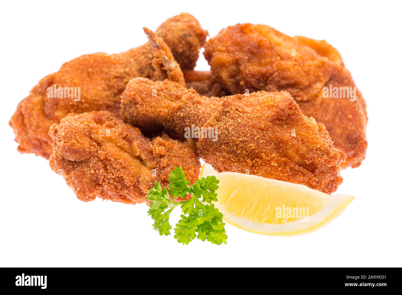 Gebratenes Huhn mit Zitrone und Petersilie auf weißem Hintergrund Stockfoto