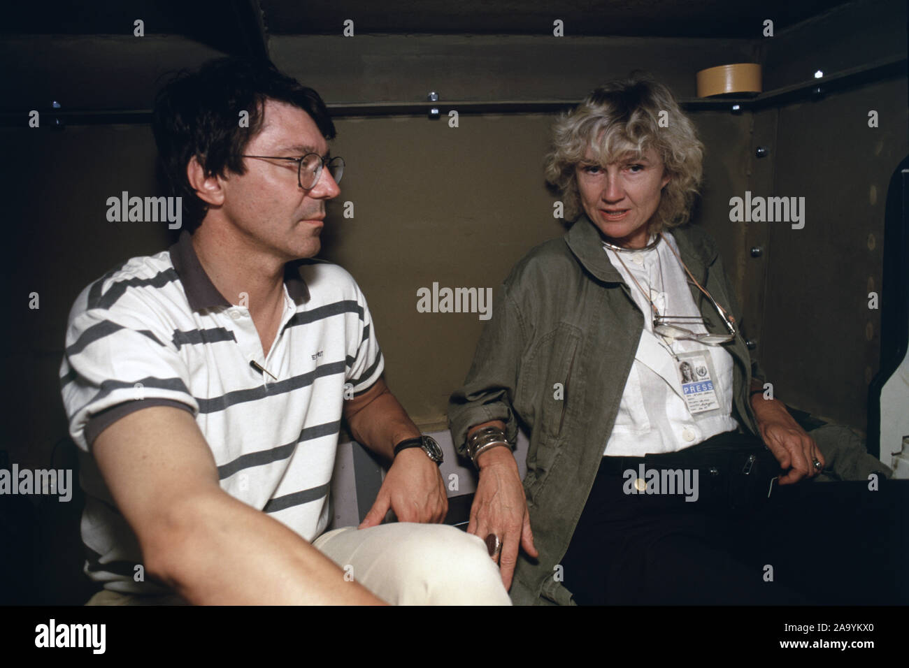 16. Juli 1993 während der Belagerung von Sarajevo: Hilary Brown (ABC News Korrespondent) und Bruno Sylvestre (ABC News Produzent) Reisen in der Rückseite des ABC News gepanzerte Land Rover. Stockfoto