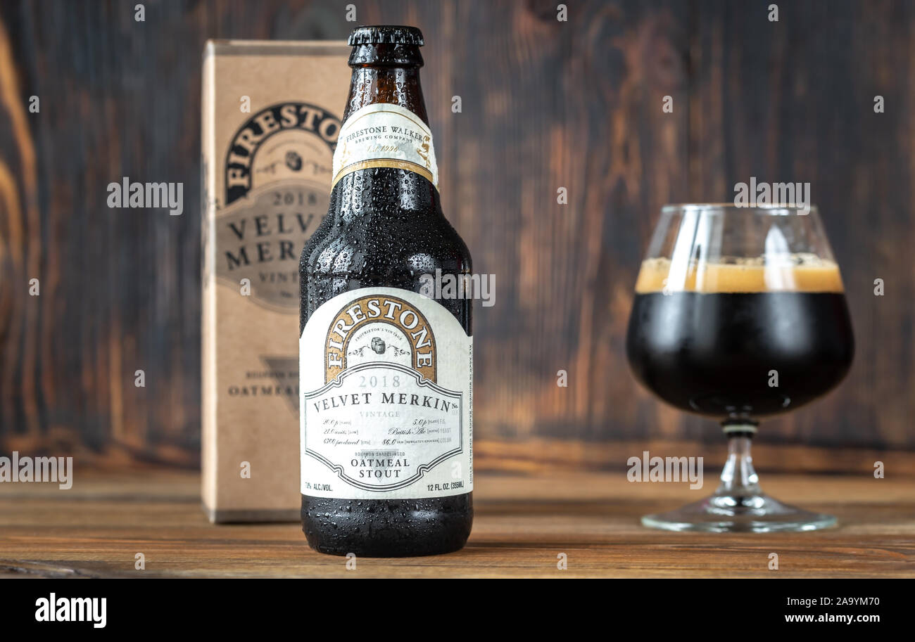 Kharkov, Ukraine - November 17, 2019: Glas und Flasche samt Merkin Bier. Velvet Merkin ist Bourbon Barrel - gealterte Oatmeal stout von Firestone Walker Brew Stockfoto