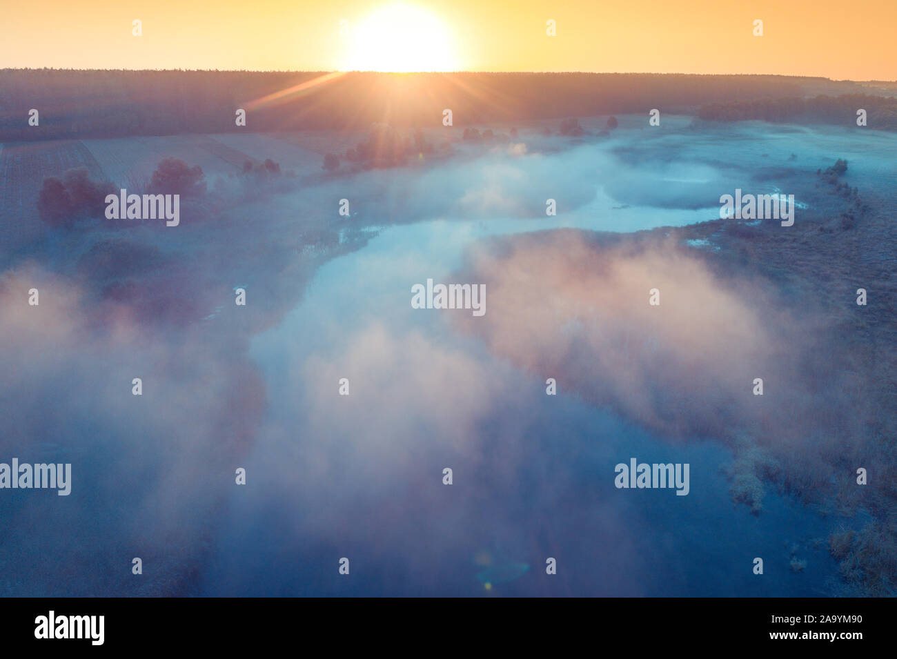 Early Misty Morning. Sonnenaufgang über dem See. Ländliche Landschaft im Sommer. Luftaufnahme Stockfoto