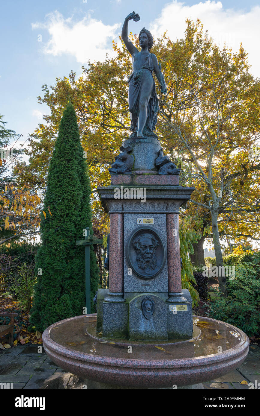Großer dekorativer Marmor und Bronze Trinkbrunnen in Turnberry Town Park, Shropshire, Großbritannien Stockfoto