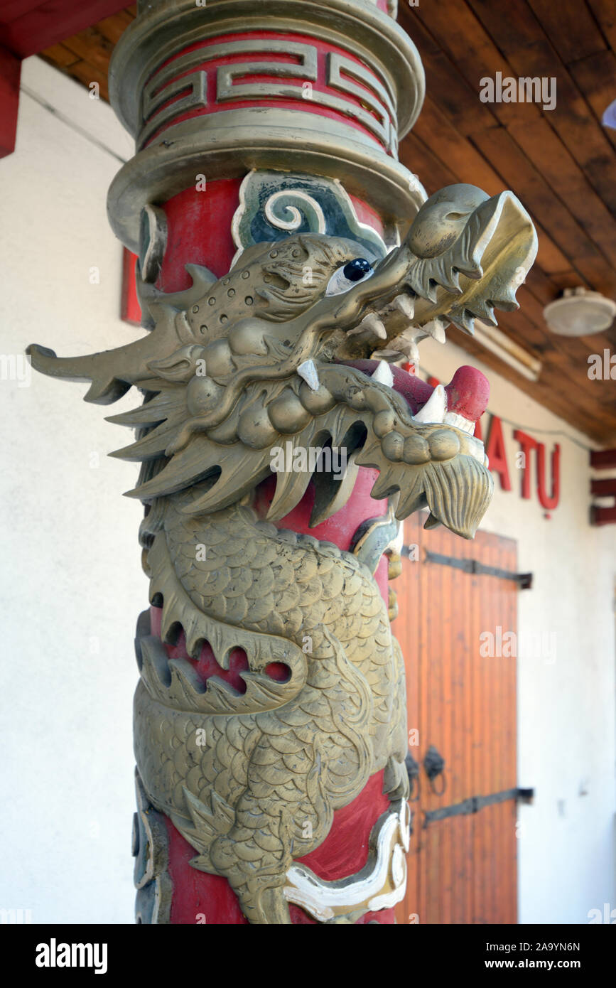 Dragon Skulptur auf Spalte der Vietnamesischen Phap Hoa Pagoda Marseile Frankreich Stockfoto