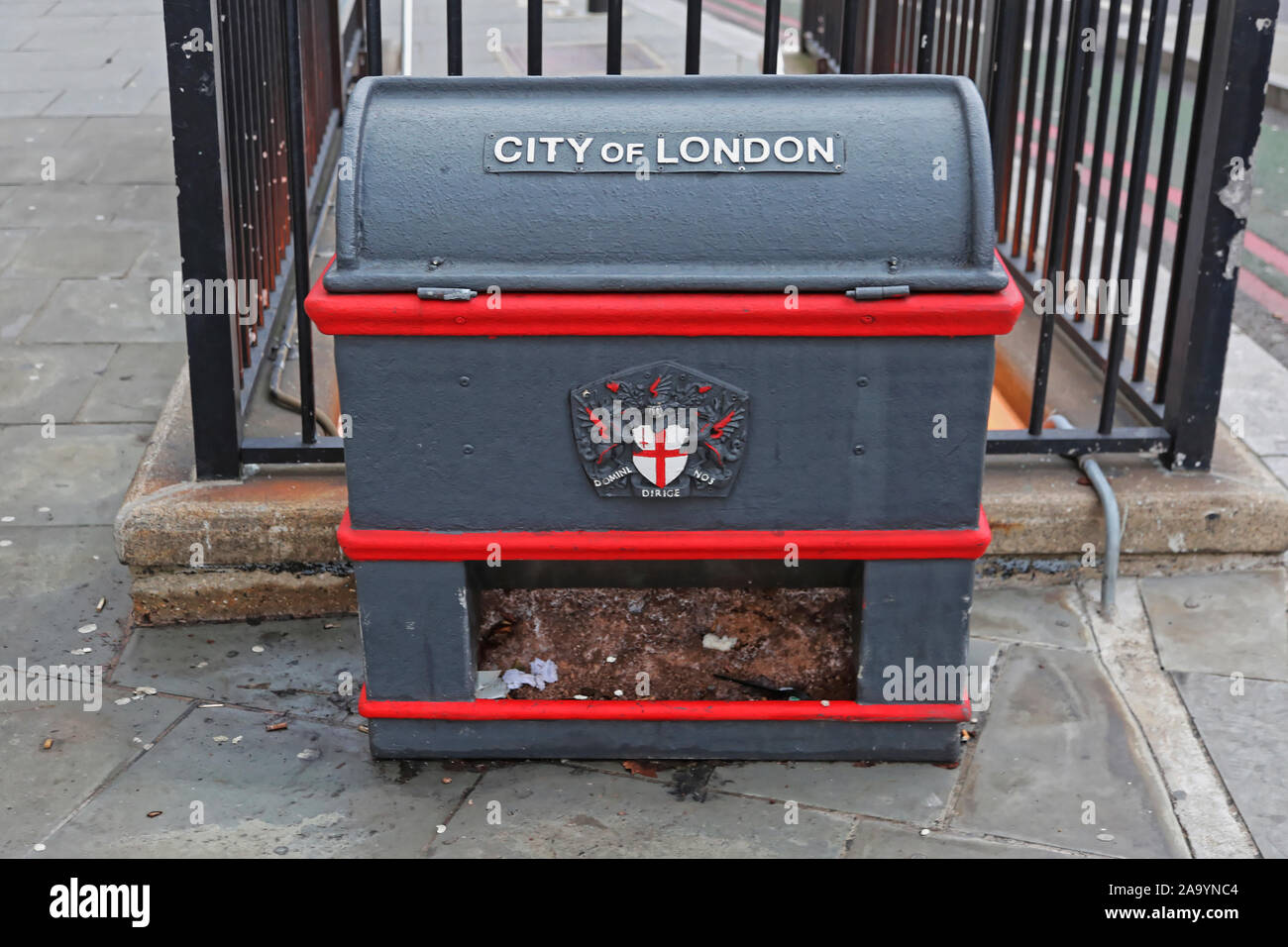 London, Großbritannien, 24. November 2013: Old Style Sand Box mit Stadt Wappen in London, UK. Stockfoto