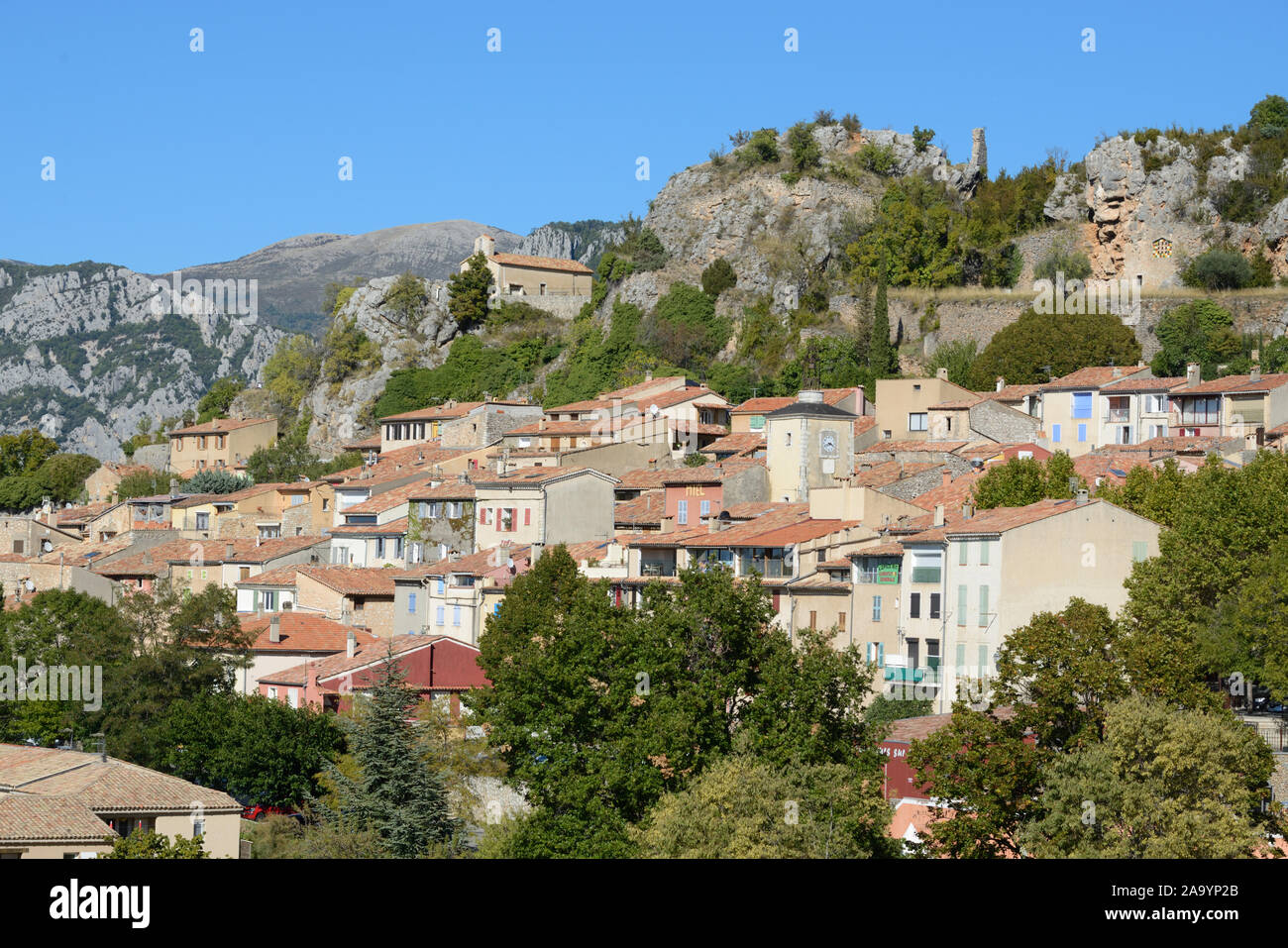 Blick auf das Dorf Aiguines mit den Klippen und Felsen am südlichen Eingang in die Schlucht des Verdon Var Provence Frankreich Stockfoto