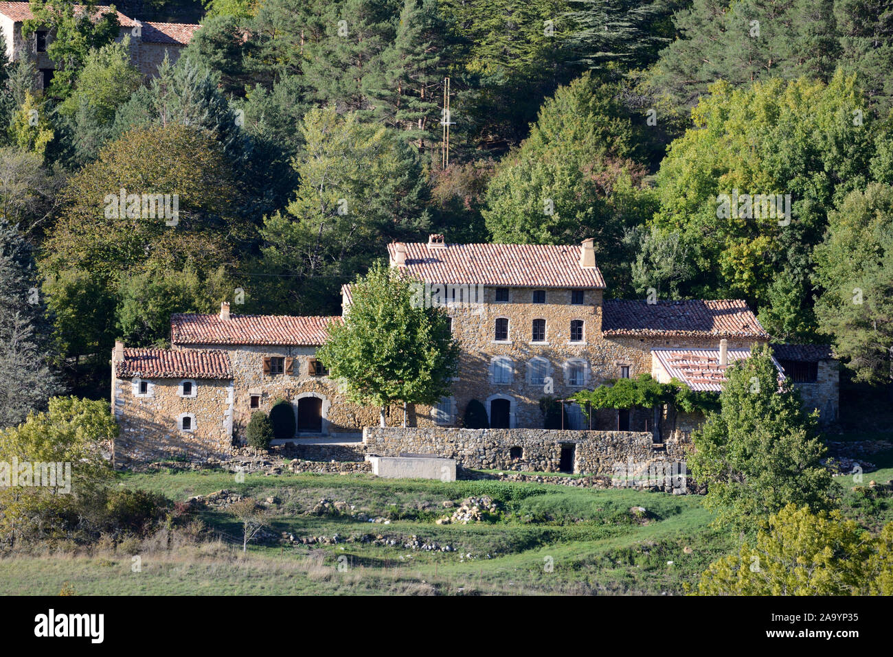 Traditionelle Bauernhof & Bauernhaus, La Bergerie de Faucon (Verband Père Guy Gilbert) Rougon in den Gorges du Verdon oder Verdon, Provence, Frankreich Stockfoto