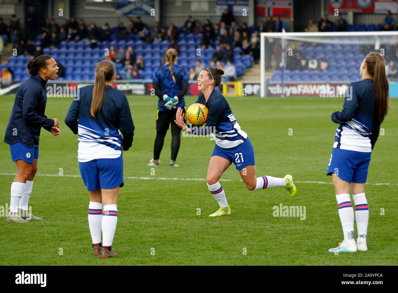 Kingston, UK. 17. Nov, 2019. Deanna Cooper von Chelsea canÕt halten Sie den Ball während des FAWSL Match zwischen Chelsea und Manchester United Damen Frauen im Cherry Red Records Stadion, Kingston, England am 17. November 2019. Foto von Carlton Myrie/PRiME Media Bilder. Credit: PRiME Media Images/Alamy leben Nachrichten Stockfoto