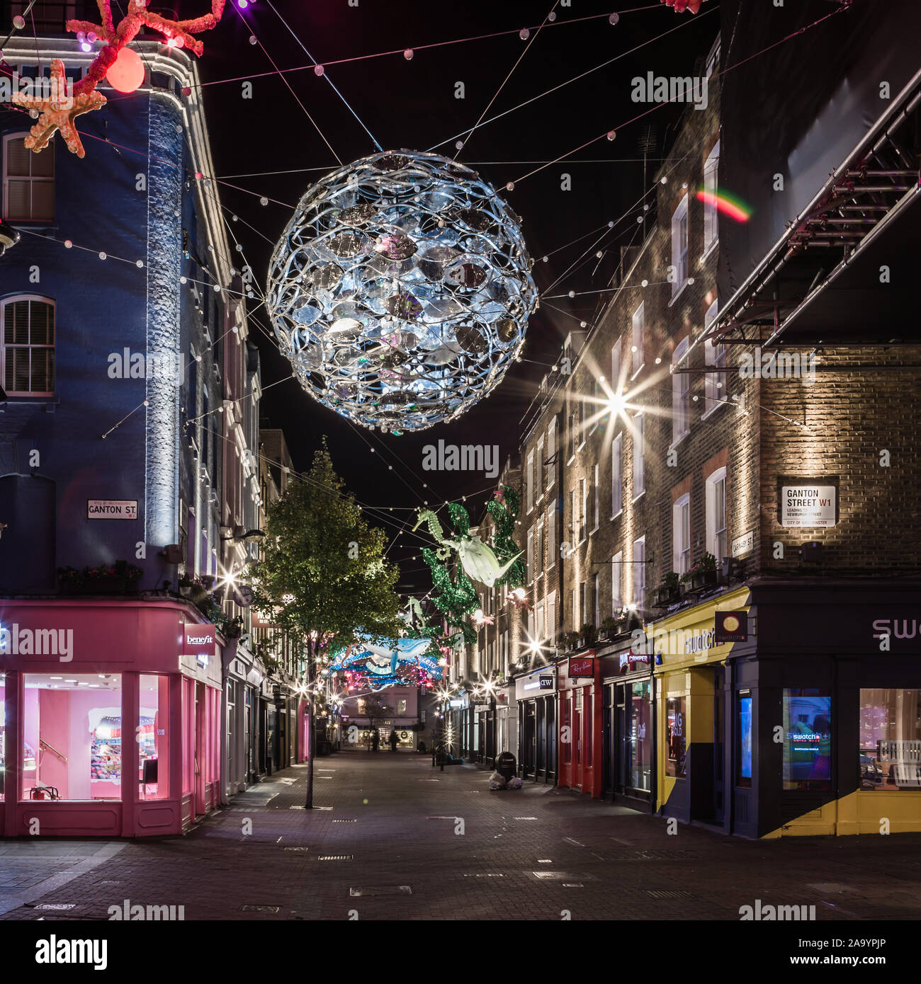 Ein glitter - Kugel aus Fisch hängt über Carnaby Street für während der Festtage. Stockfoto