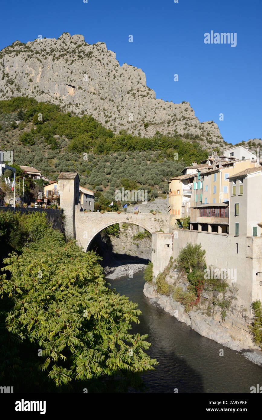 Stadtmauer & Bogenbrücke der befestigten Dorf oder Stadt mit Stadtmauer von Entrevaux entlang des Flusses Var Alpes-de-Haute-Provence Provence Frankreich Stockfoto