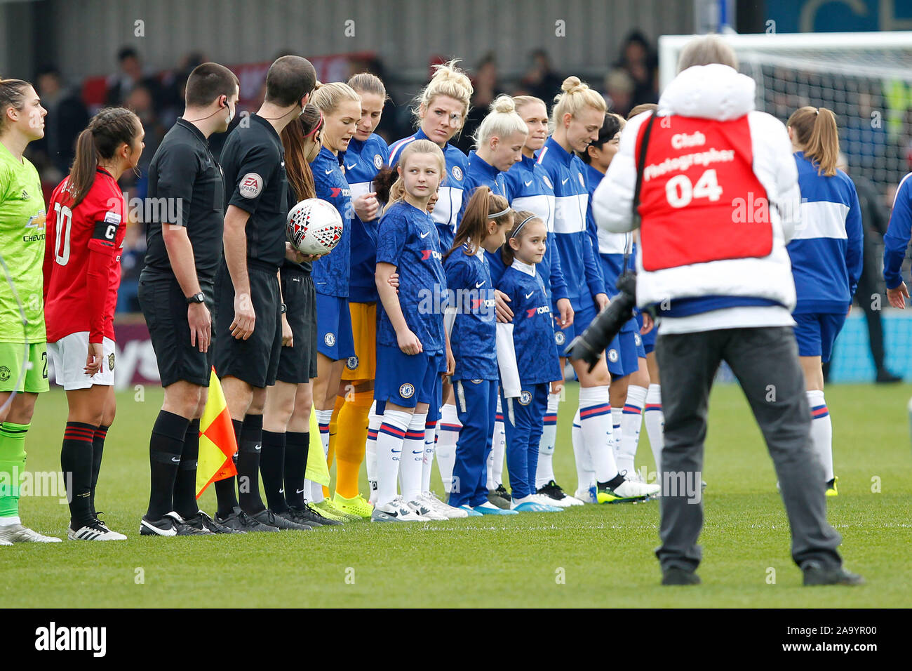 Kingston, UK. 17. Nov, 2019. Ein Chelsea Frauen Maskottchen sieht entlang der Linie während des FAWSL Match zwischen Chelsea und Manchester United Damen Frauen im Cherry Red Records Stadion, Kingston, England am 17. November 2019. Foto von Carlton Myrie/PRiME Media Bilder. Credit: PRiME Media Images/Alamy leben Nachrichten Stockfoto