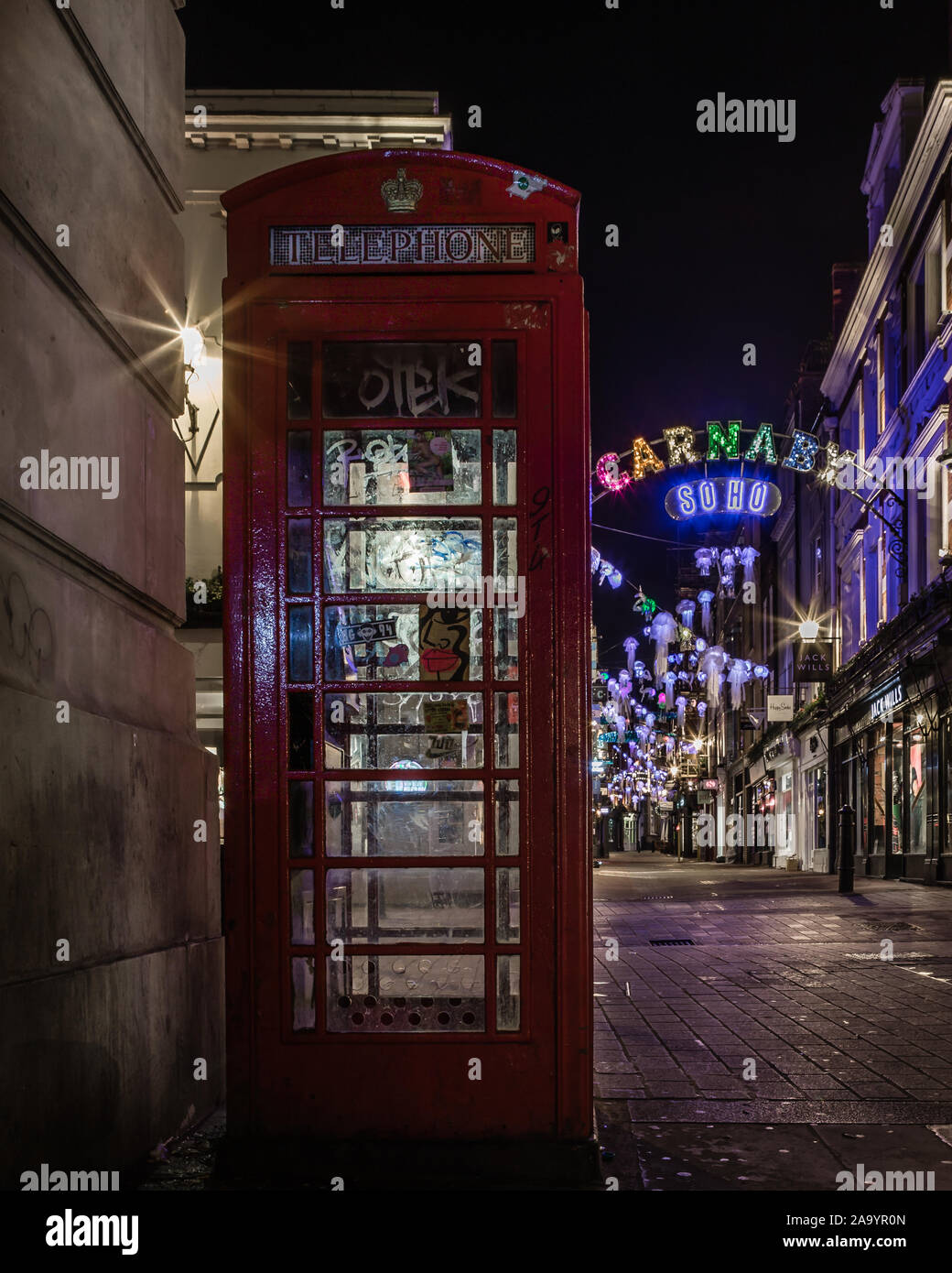 Eine Ikone Londons rote Telefonzelle an der Spitze der Carnaby Street während der Festtage. Stockfoto