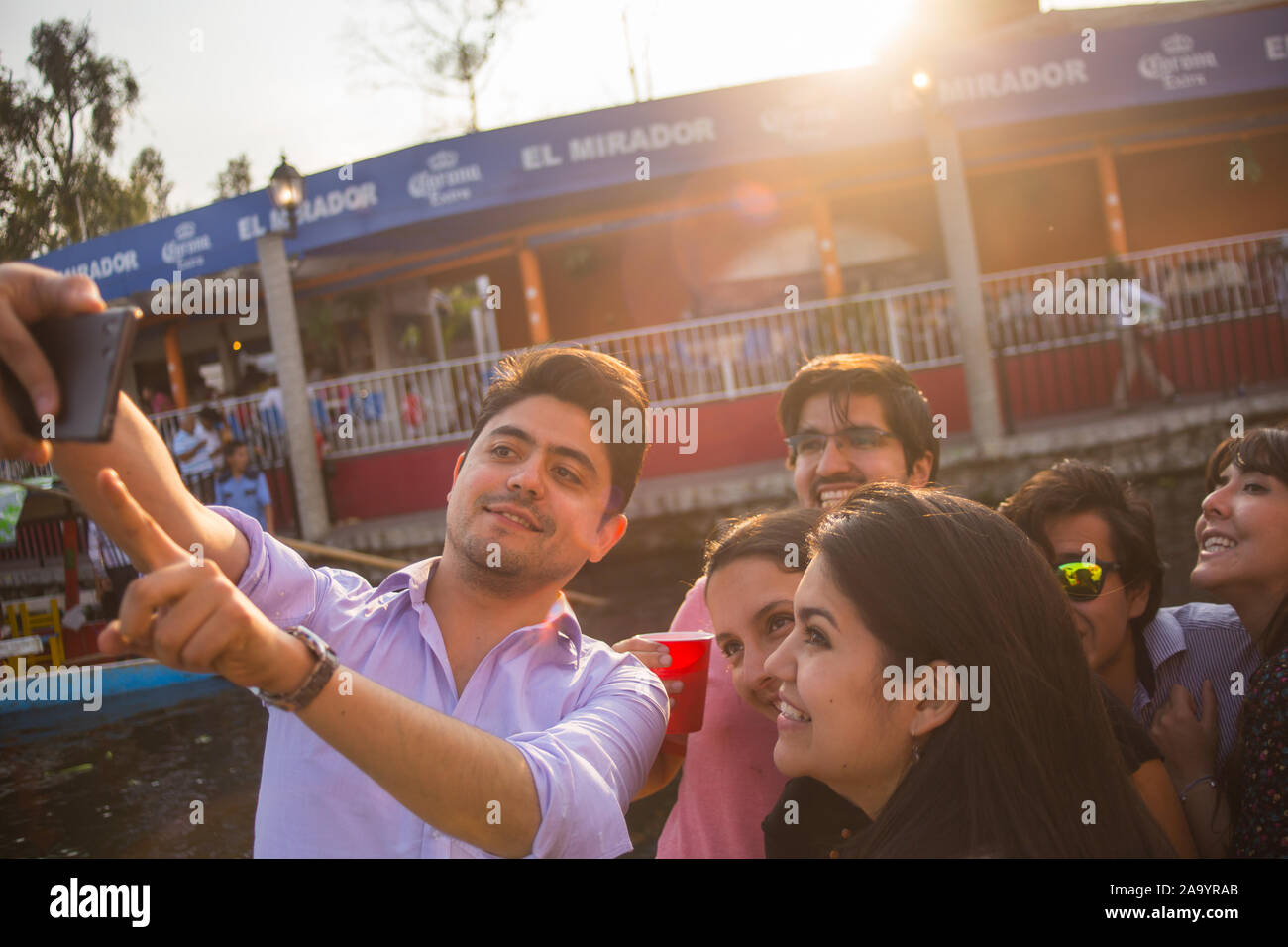 Mexiko-stadt, Mexiko, August 22. 2015: Selfie! Junge Mexikaner Aufnahmen im xocjimilco. Stockfoto