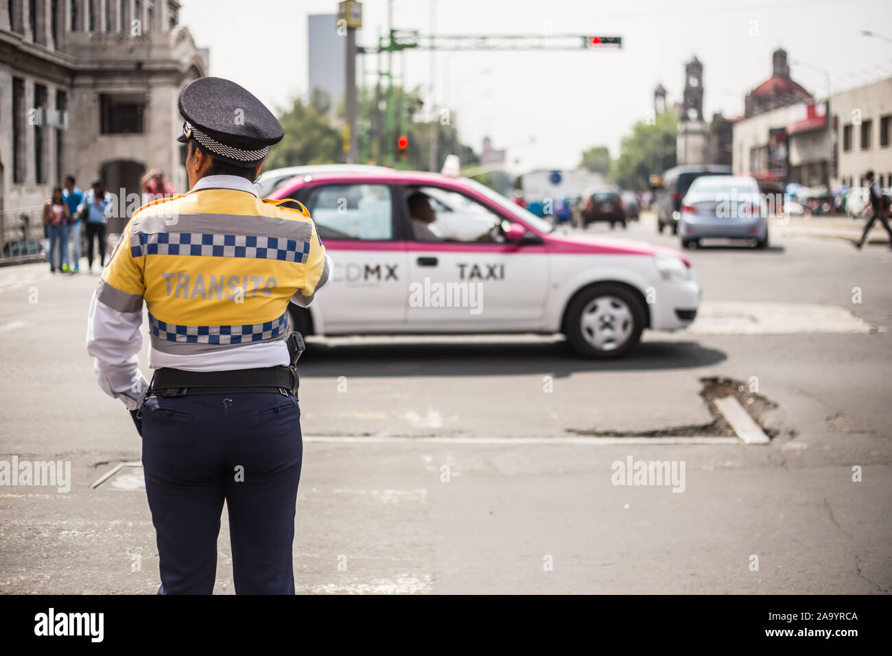 Mexiko City - 07.September 2015: Traffic cop Kontrolle der Verkehr in Mexiko Stadt. Stockfoto