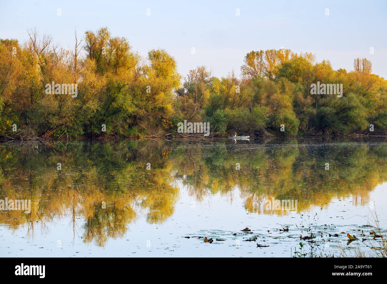Herbst friedliche Theiß-See Landschaft in Ungarn Stockfoto